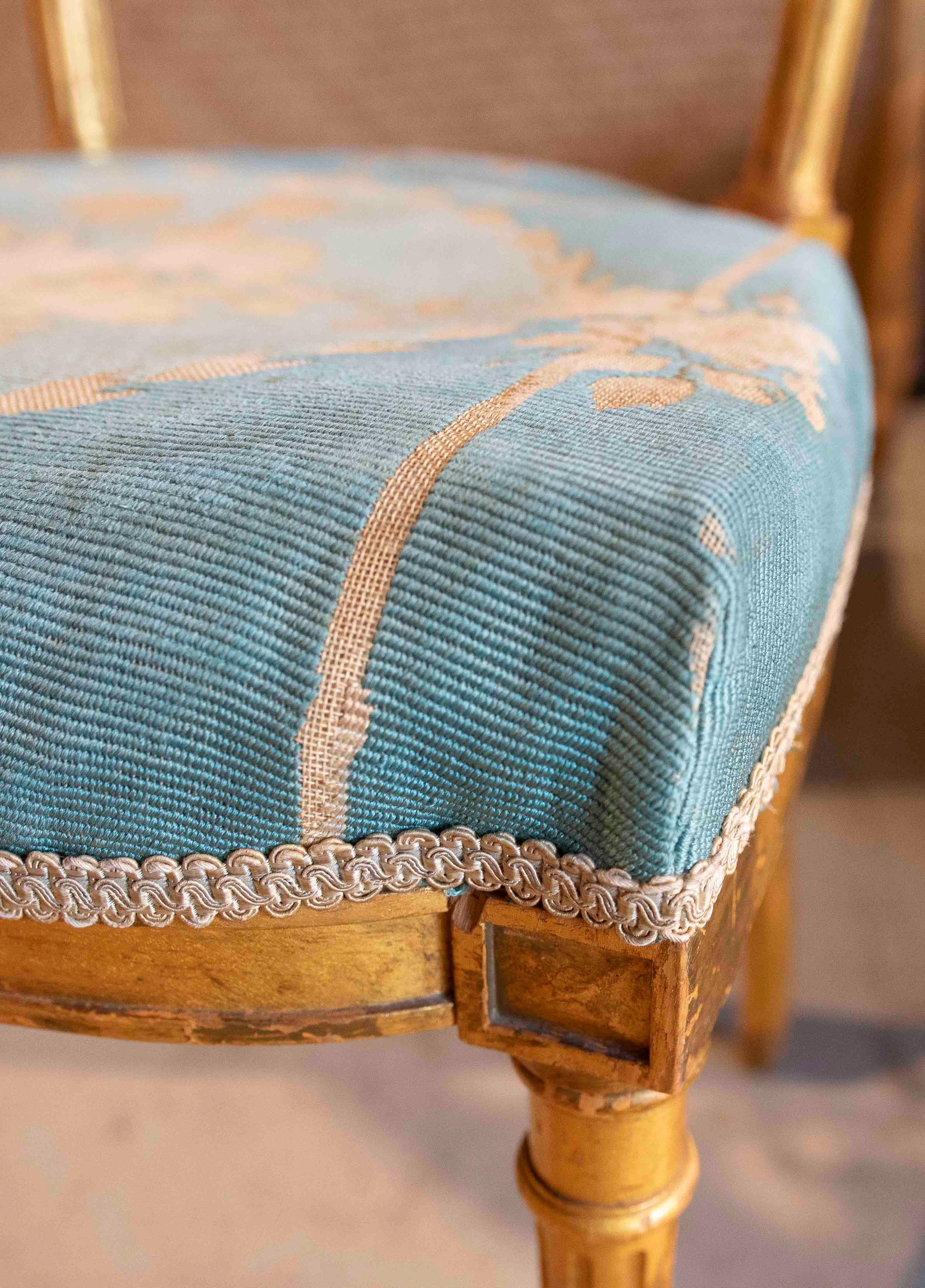Chaise Louis XVI française du 19ème siècle, dorée et tapissée de bleu en vente 6