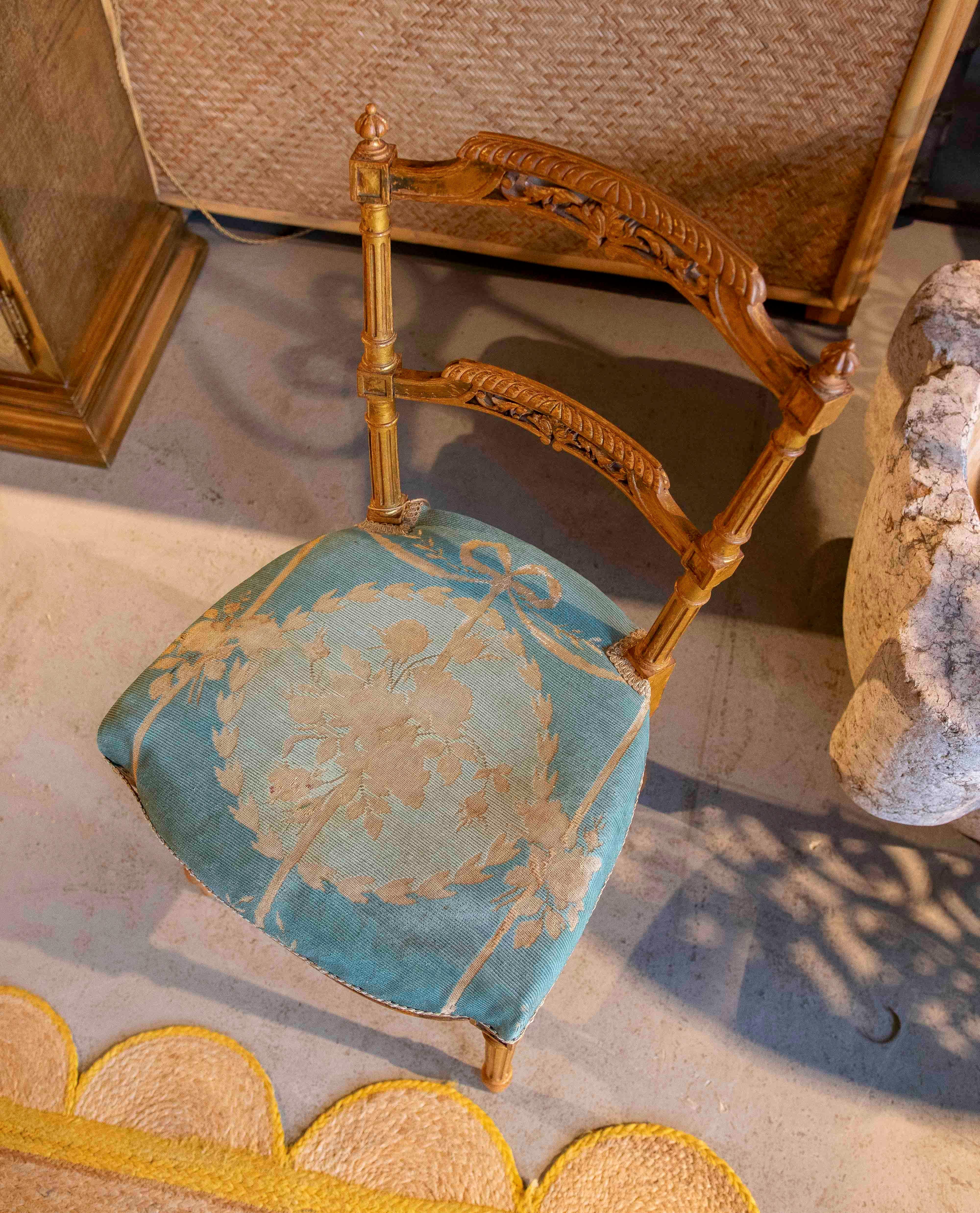 Chaise Louis XVI française du 19ème siècle, dorée et tapissée de bleu en vente 7
