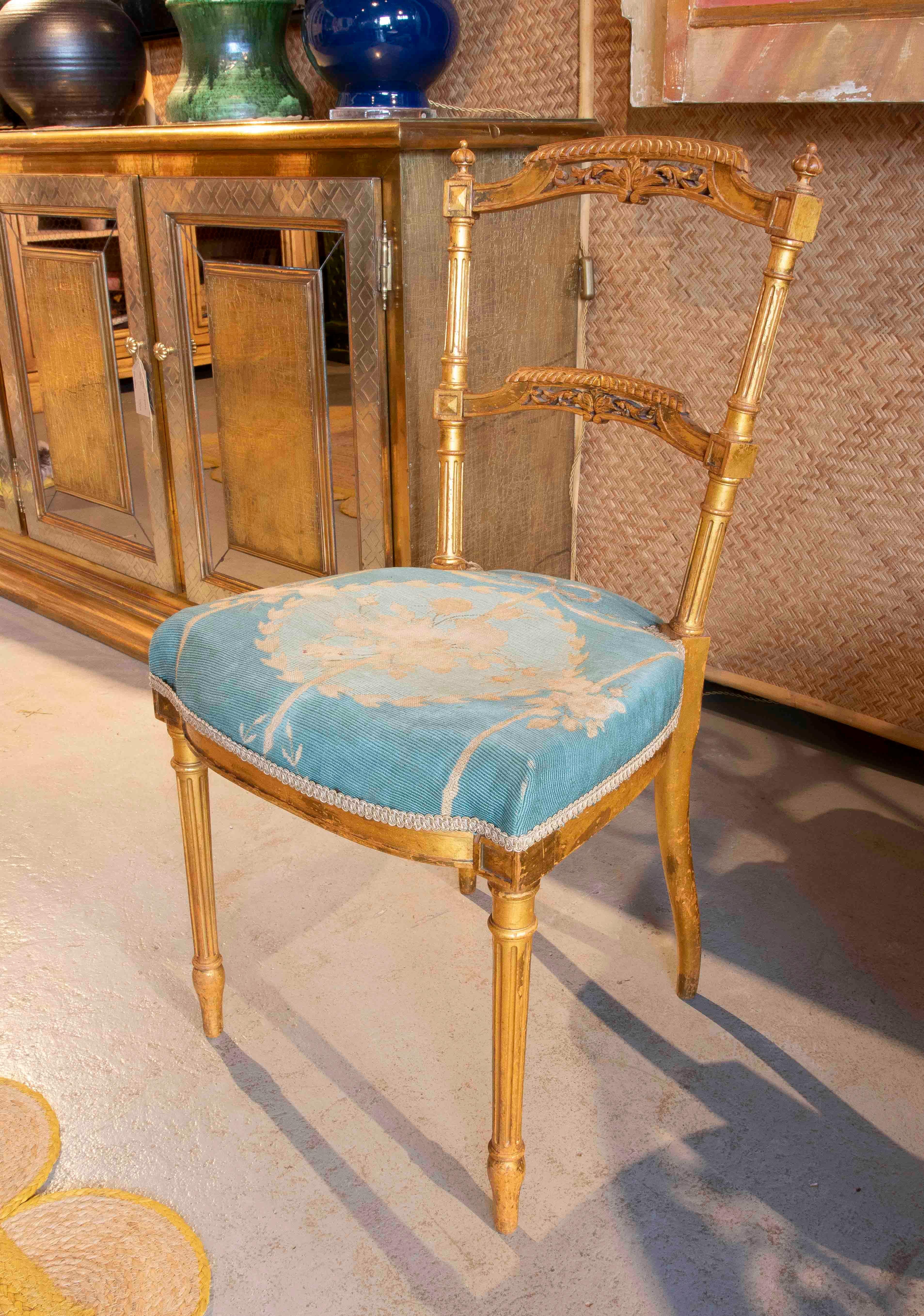 Français Chaise Louis XVI française du 19ème siècle, dorée et tapissée de bleu en vente