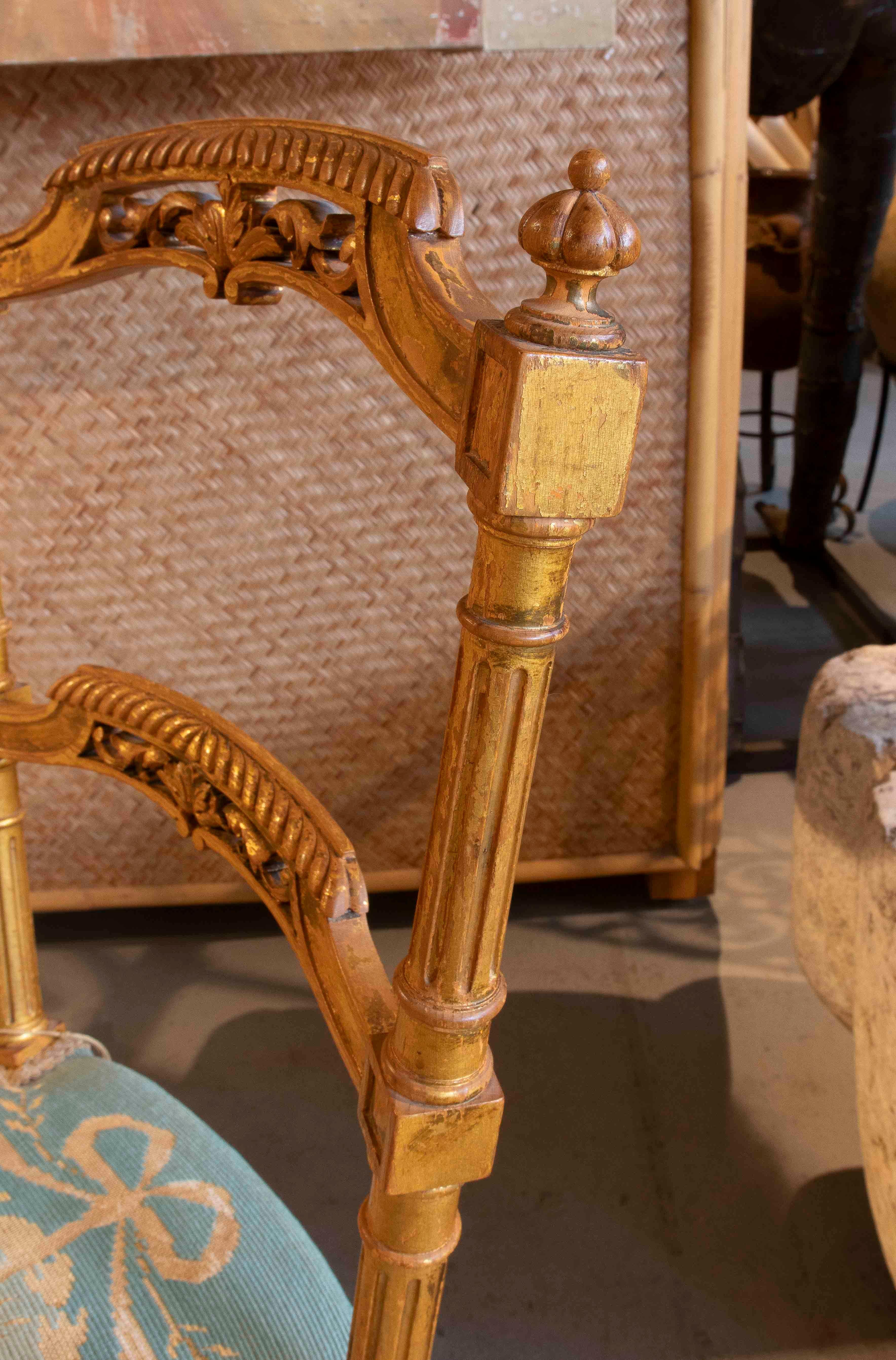 XIXe siècle Chaise Louis XVI française du 19ème siècle, dorée et tapissée de bleu en vente