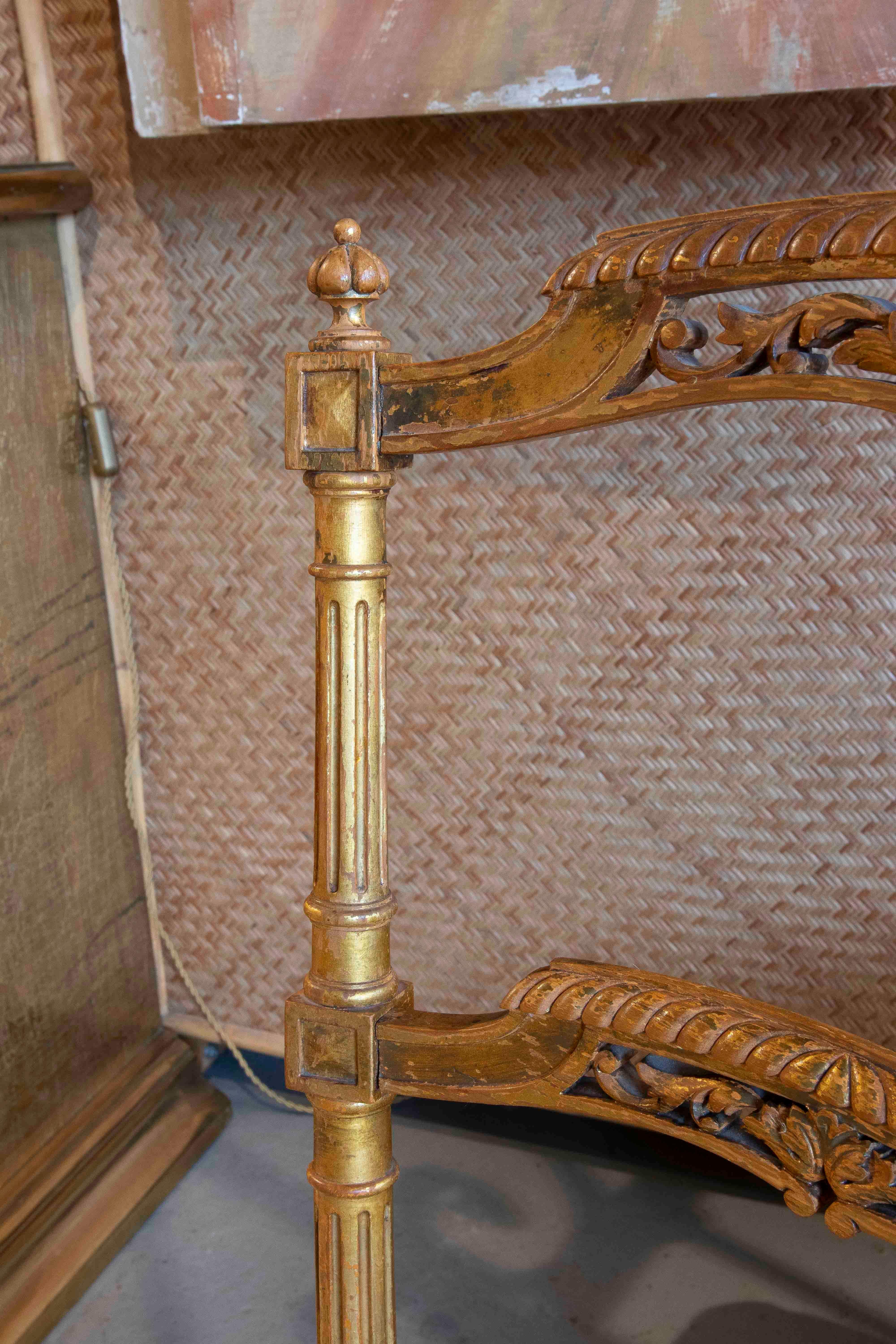 Chaise Louis XVI française du 19ème siècle, dorée et tapissée de bleu en vente 1