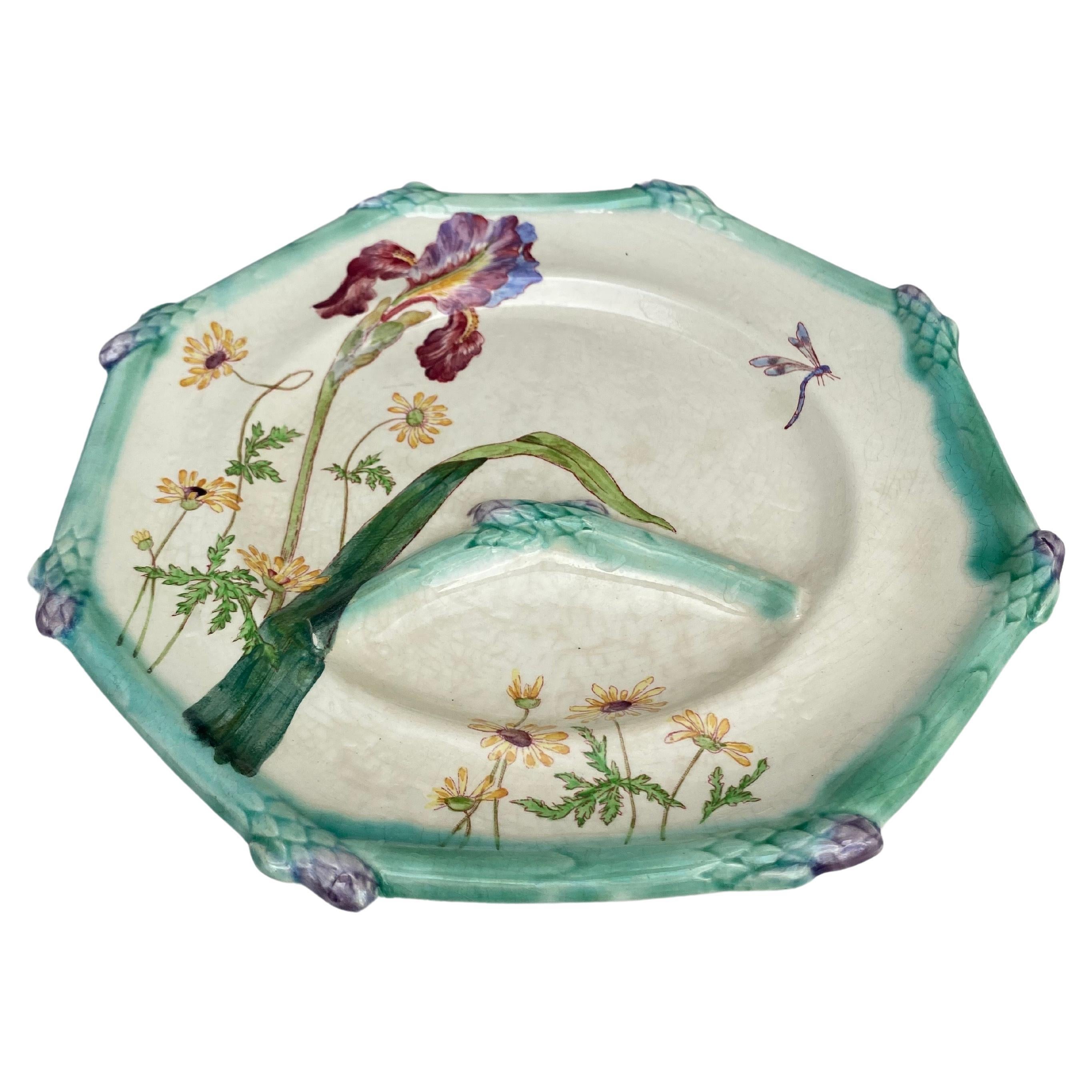 Rare assiette octogonale en majolique du 19e siècle signée Iris Longchamp.
Iris, libellule et marguerites jaunes.