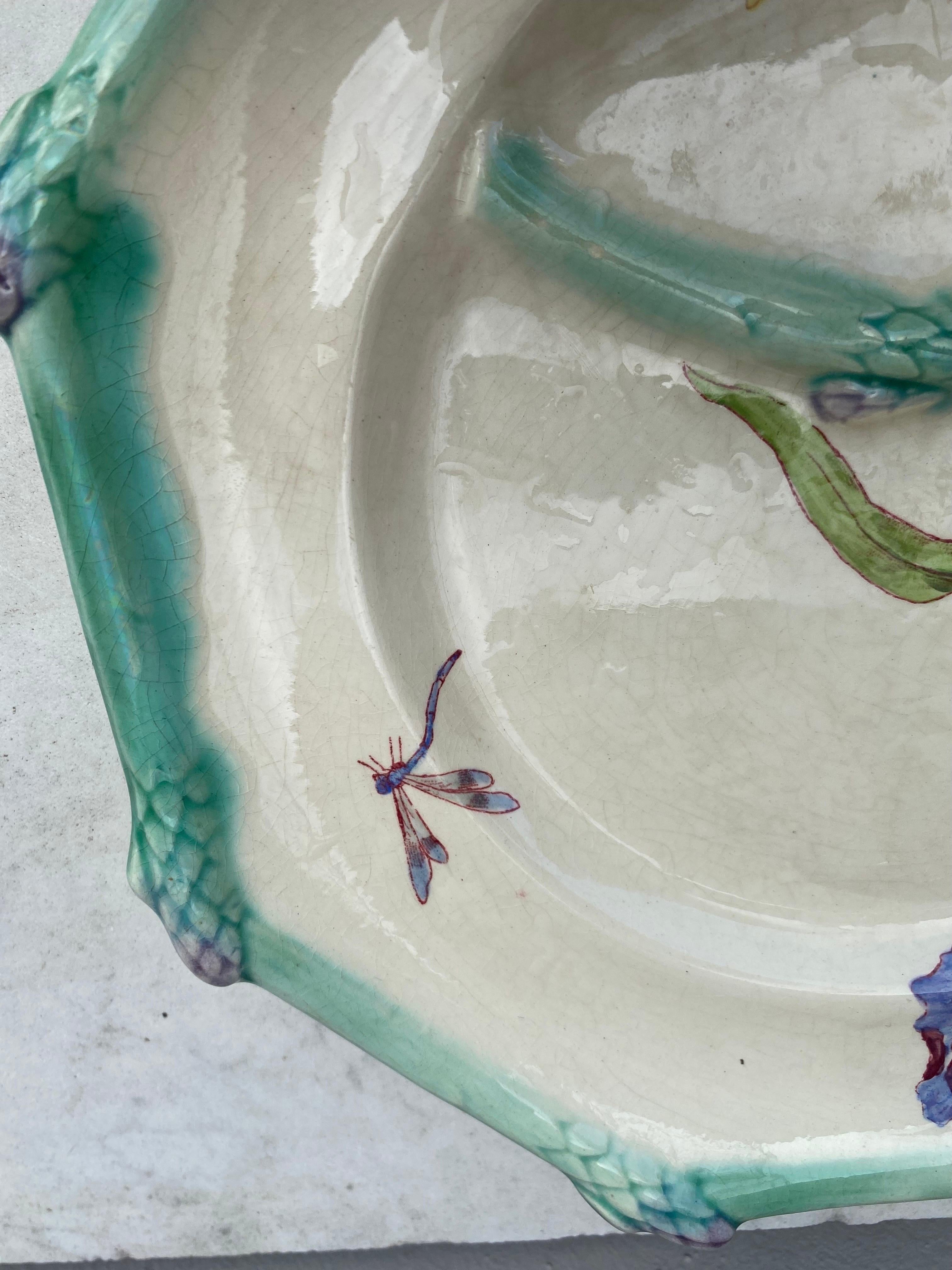 Français Assiette à asperges en majolique française du 19ème siècle Iris Longchamp en vente