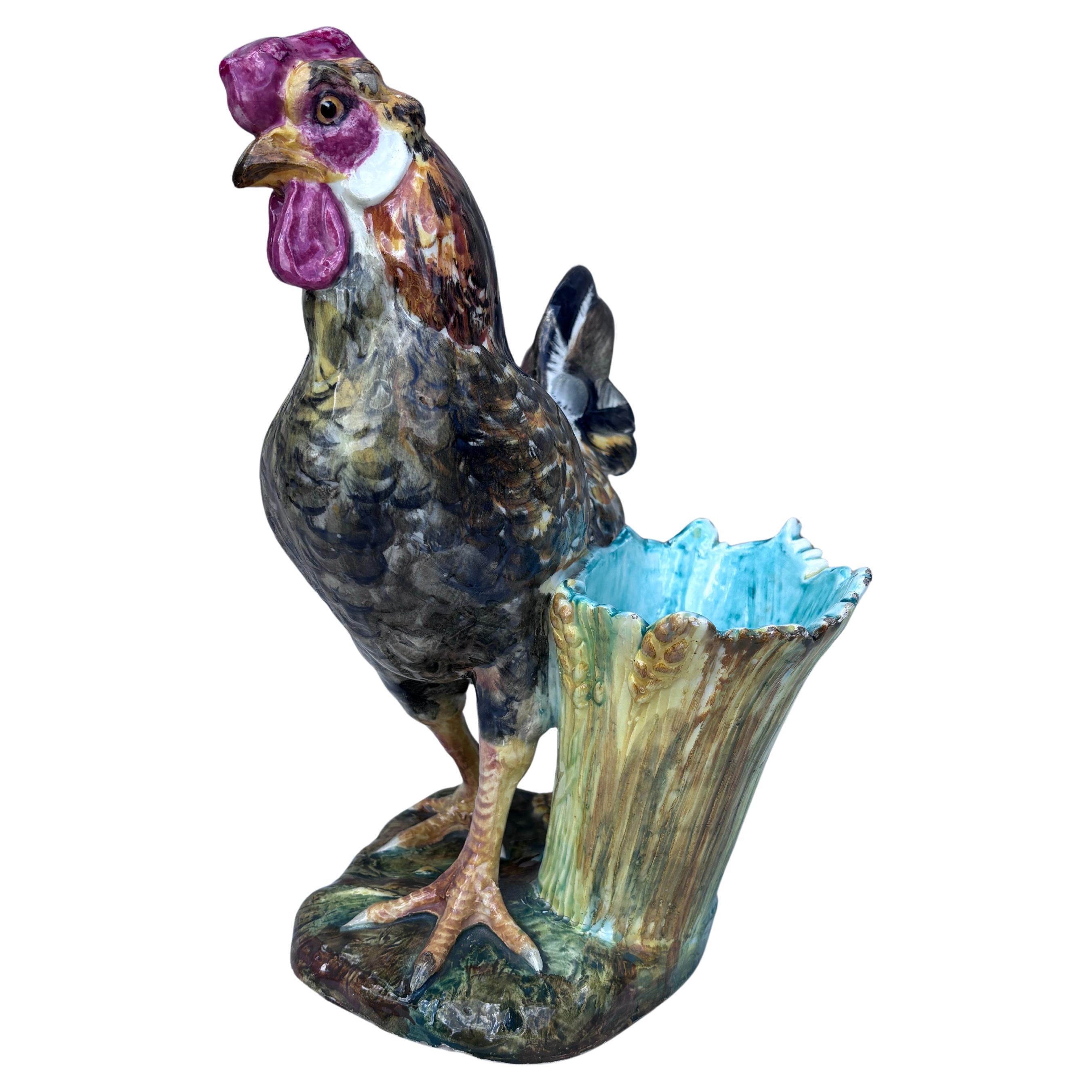 Mayólica francesa  Jarrón de gallina firmado por Jerome Massier, hacia 1890.
Los Massier son conocidos por la calidad de sus esmaltes y pinturas únicos. La familia Massier destacó a finales del siglo XIX en la representación de todos los animales: