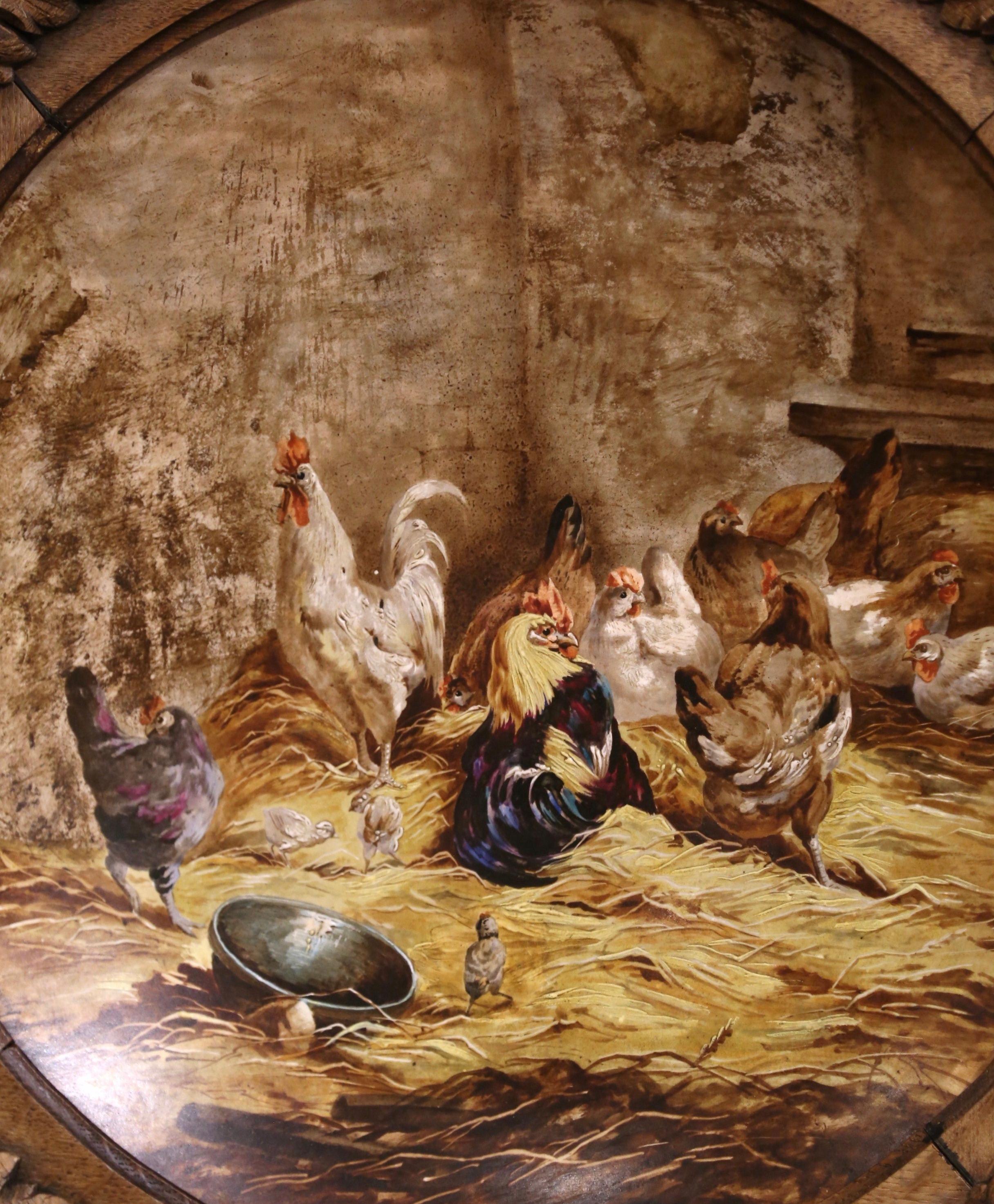 Dekorieren Sie eine Wand mit dieser farbenfrohen, antik gerahmten und handbemalten Platte. Das um 1860 in Frankreich gefertigte und in einen geschnitzten Eichenrahmen mit Akanthusblättern und Perlenmotiven gefasste Kunstwerk ist auf einer konkaven