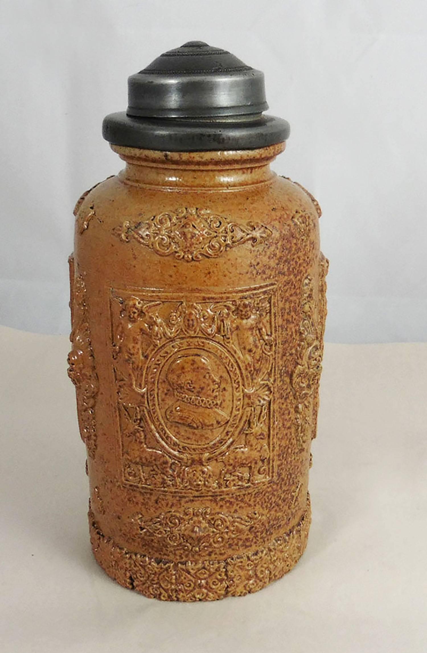 Rare pot à tabac complet en poterie française du 19e siècle inspiré de la Renaissance avec des médaillons avec ses deux couvercles en étain.
Poterie du Nord de la France Normandie.
   