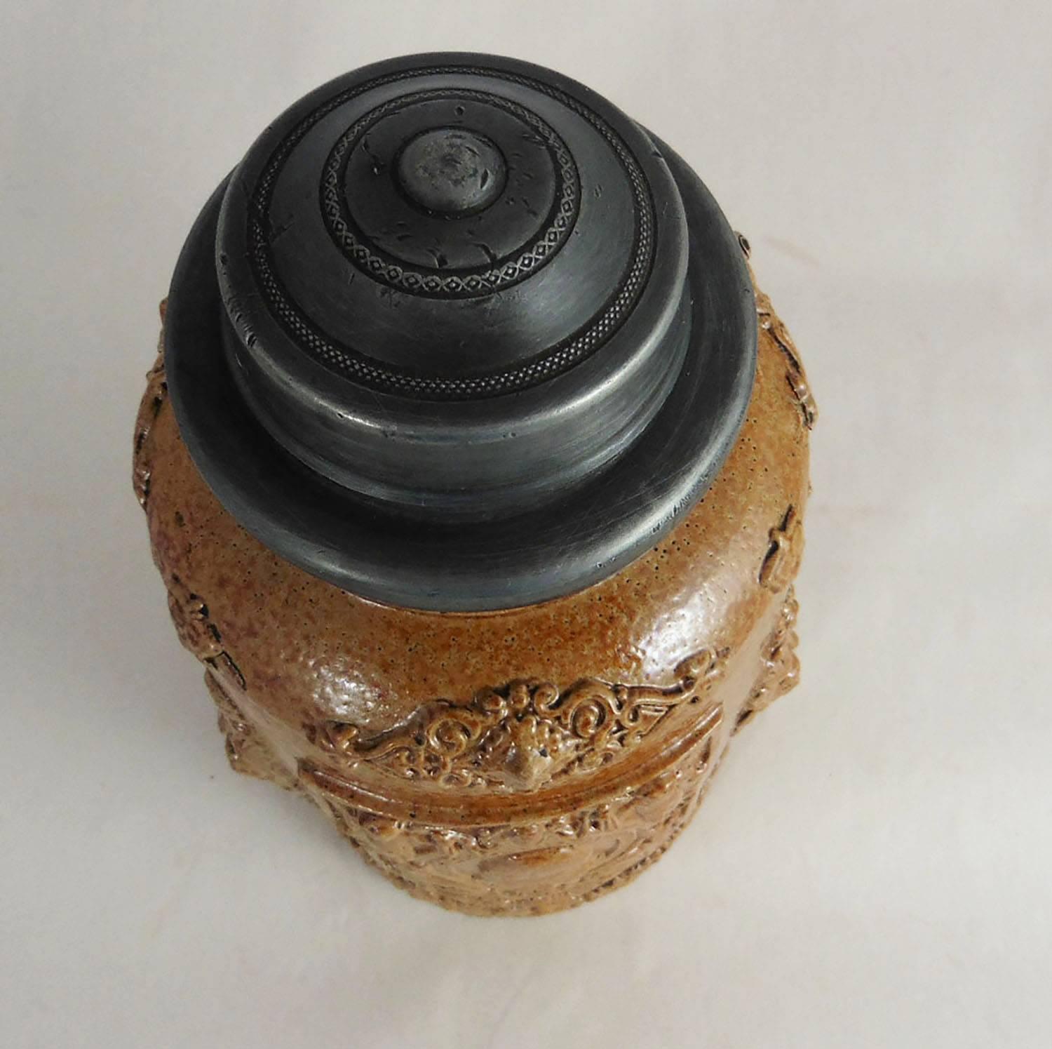 Français Pot à tabac humidificateur en poterie française de style Renaissance du 19ème siècle en vente