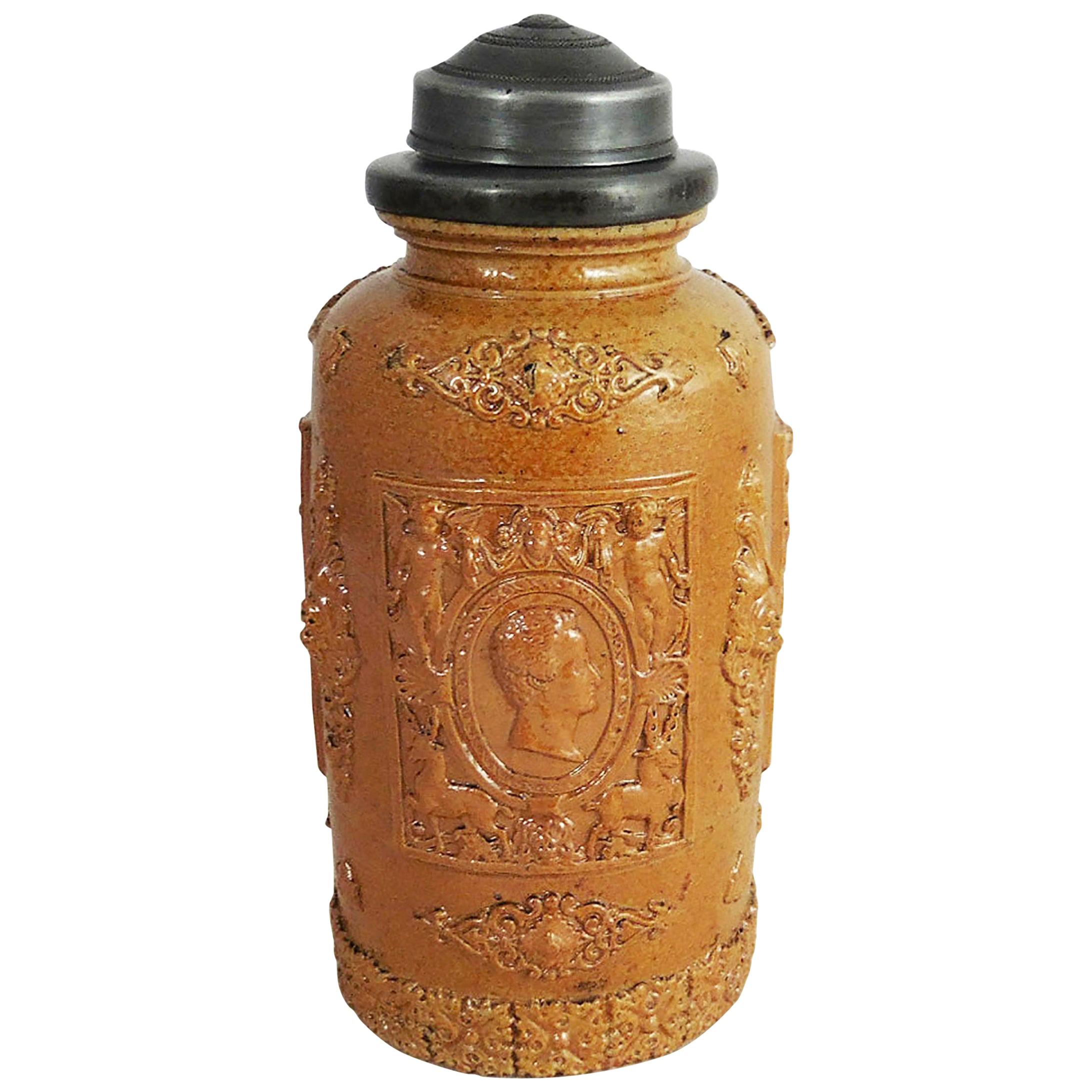 Pot à tabac humidificateur en poterie française de style Renaissance du 19ème siècle