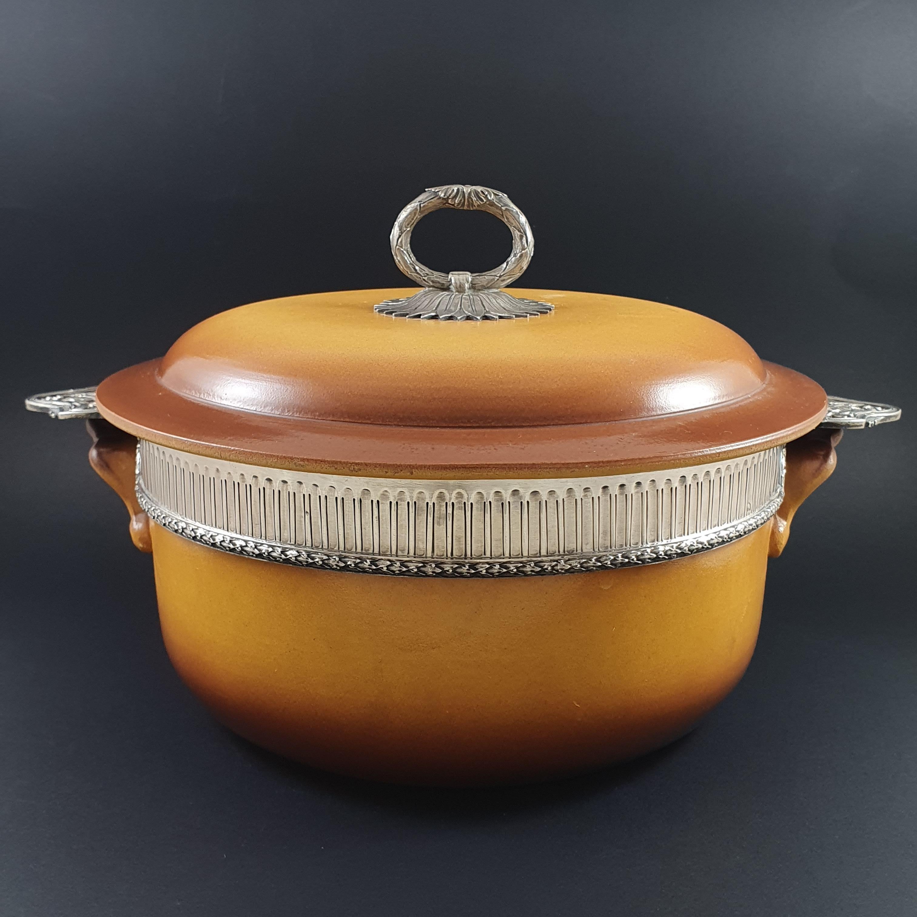 Terracotta and Sterling Silver vegetable 

Decorated with a frieze of pearls, foliage and foliage 

Hallmarked Minerva 1st title for 950/1000 purity silver

Length: 32 cm 
Diameter: 22 cm 
Height: 17 cm 

Some light chips on the edge of