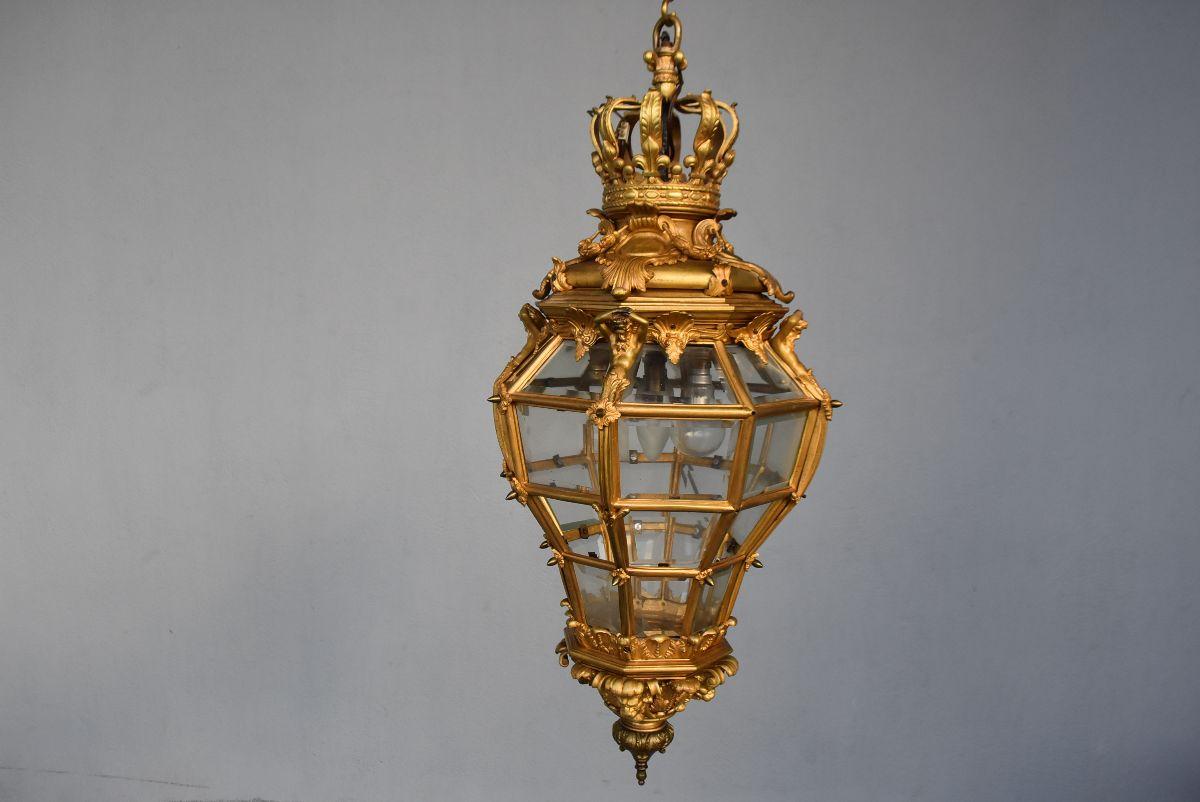 Schöne Laterne vergoldeter Bronze Napoleon III Zeitraum facettiertem Glas abgeschrägt. Hervorragende Qualität und tadelloser Zustand. Modell inspiriert von einer Laterne des Schlosses von Versailles, insbesondere von der Treppe des