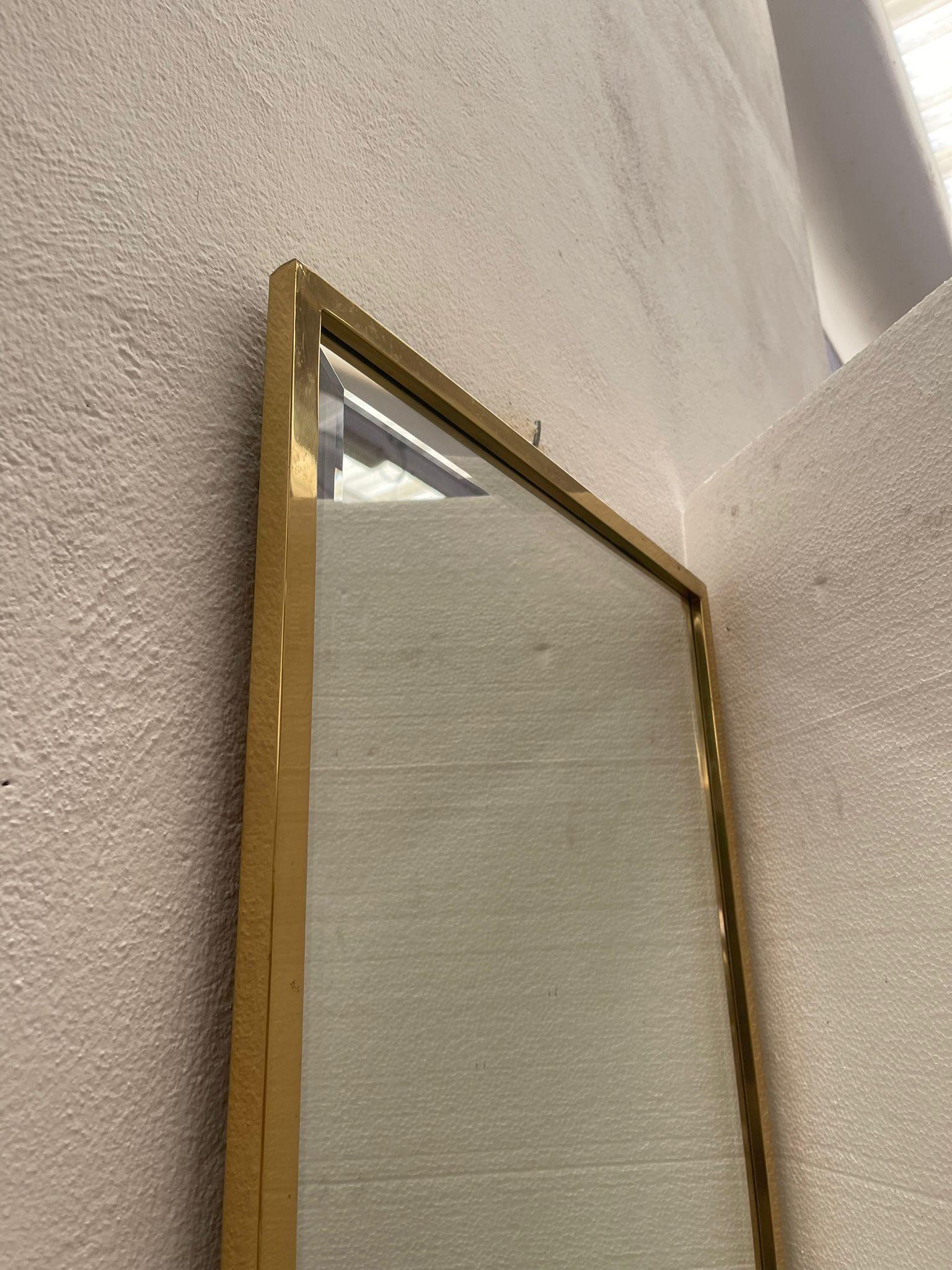 In Italien von Fachleuten hergestellter Spiegel. Der goldene Rahmen verleiht dem reflektierten Bild einen Hauch von Klarheit.

Entworfen von Mice Versailles.