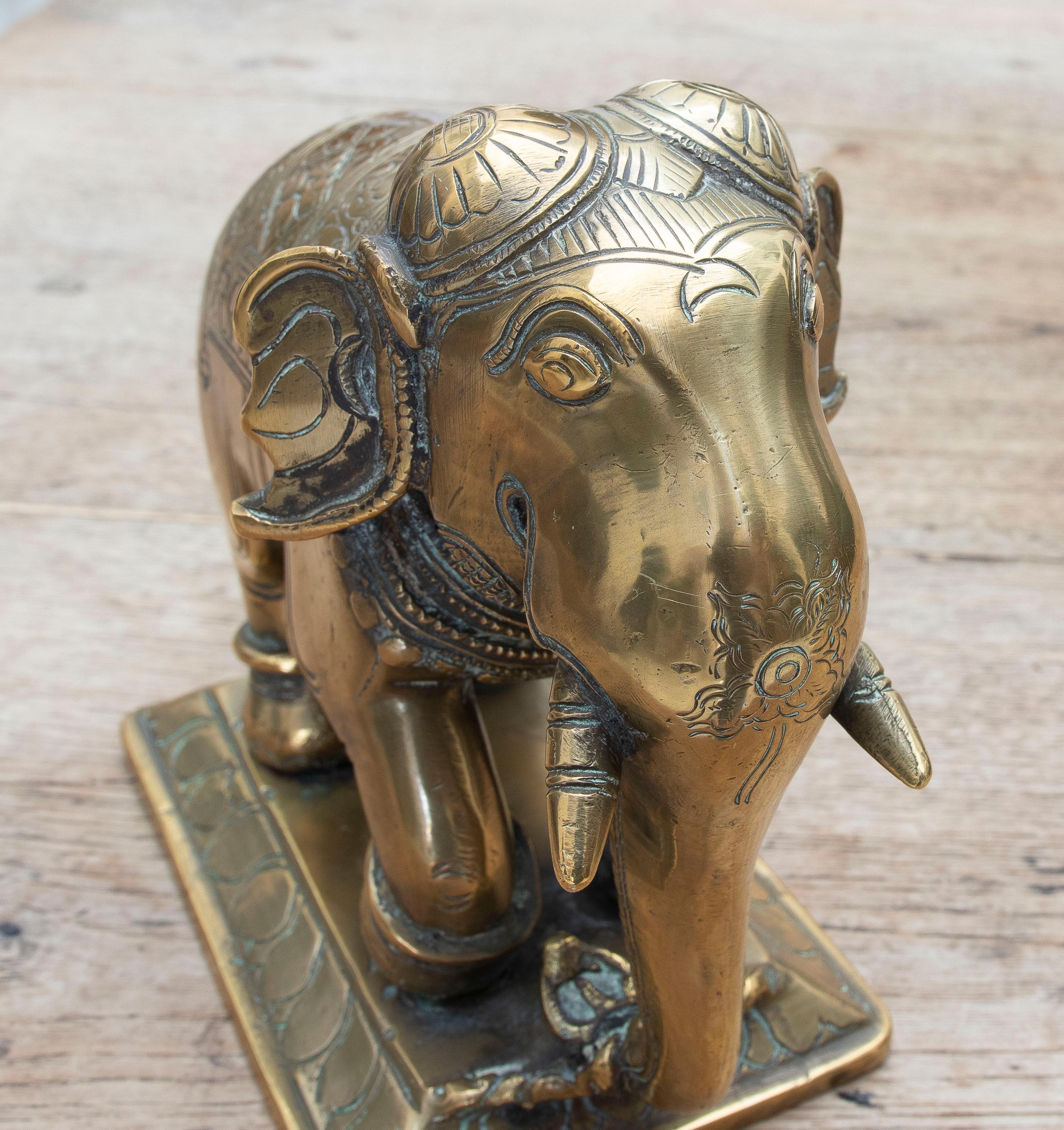 Éléphant du 19e siècle sculpté à la main avec décorations en vente 4
