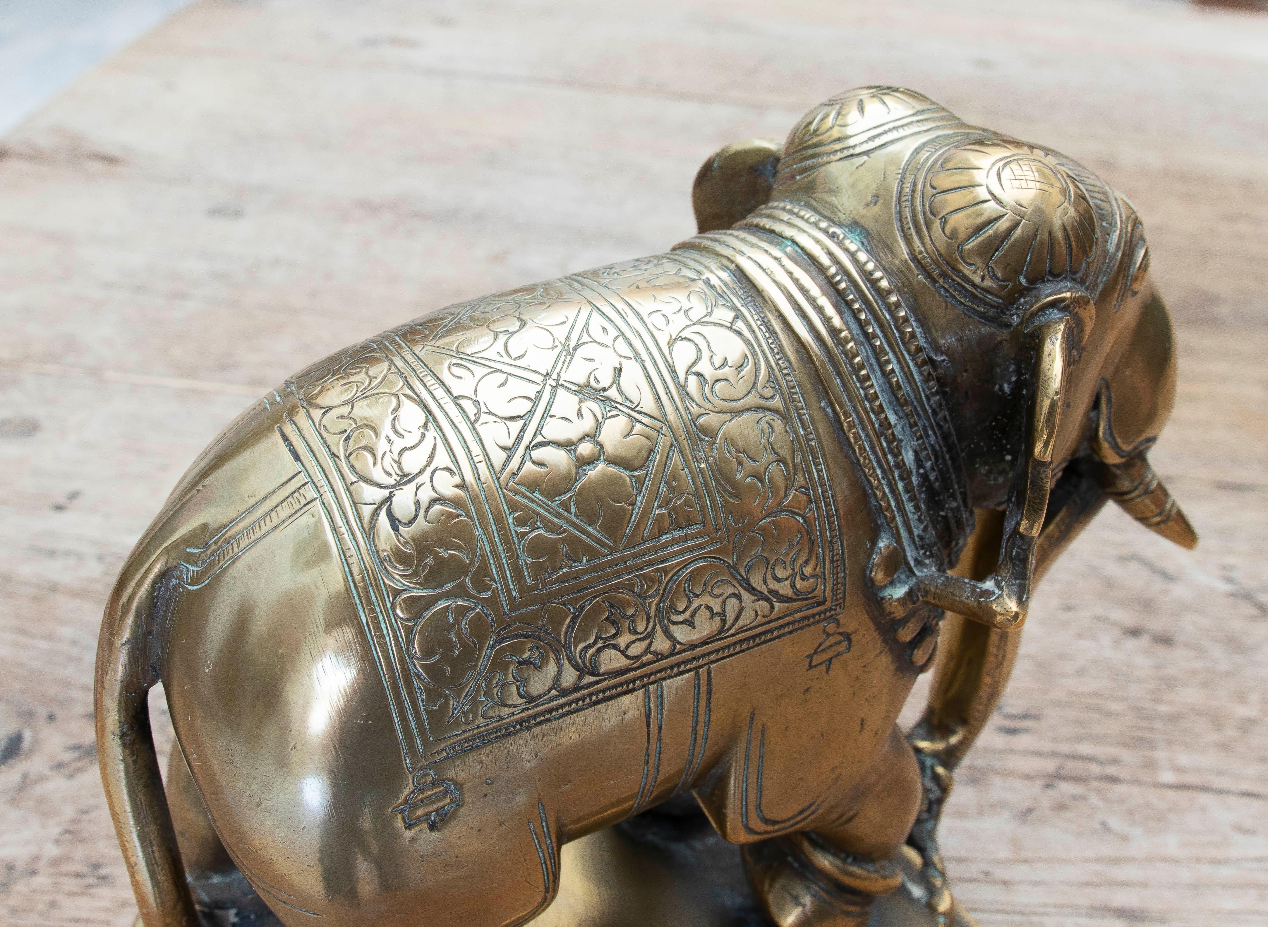 Éléphant du 19e siècle sculpté à la main avec décorations en vente 5