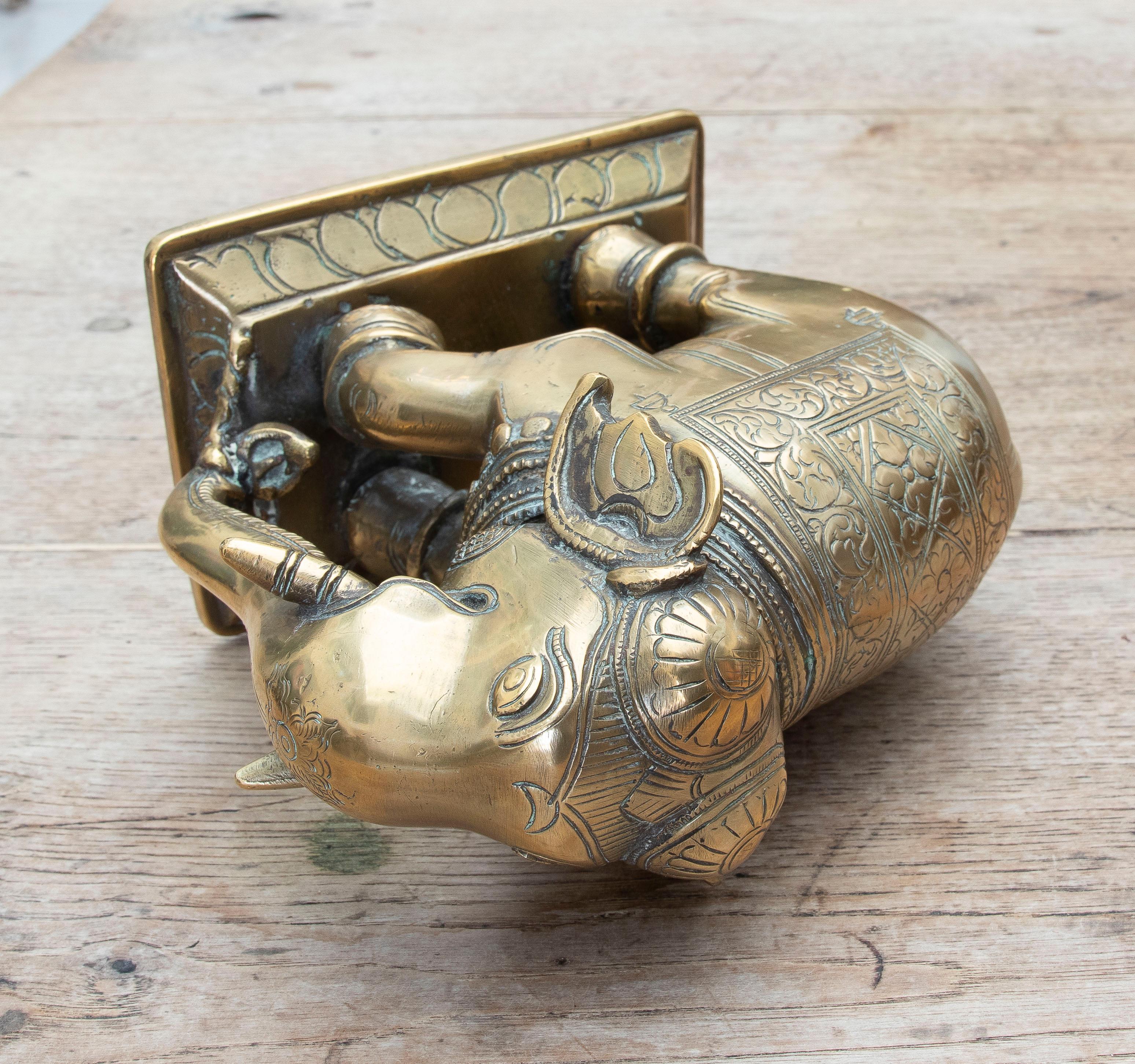 Éléphant du 19e siècle sculpté à la main avec décorations en vente 8