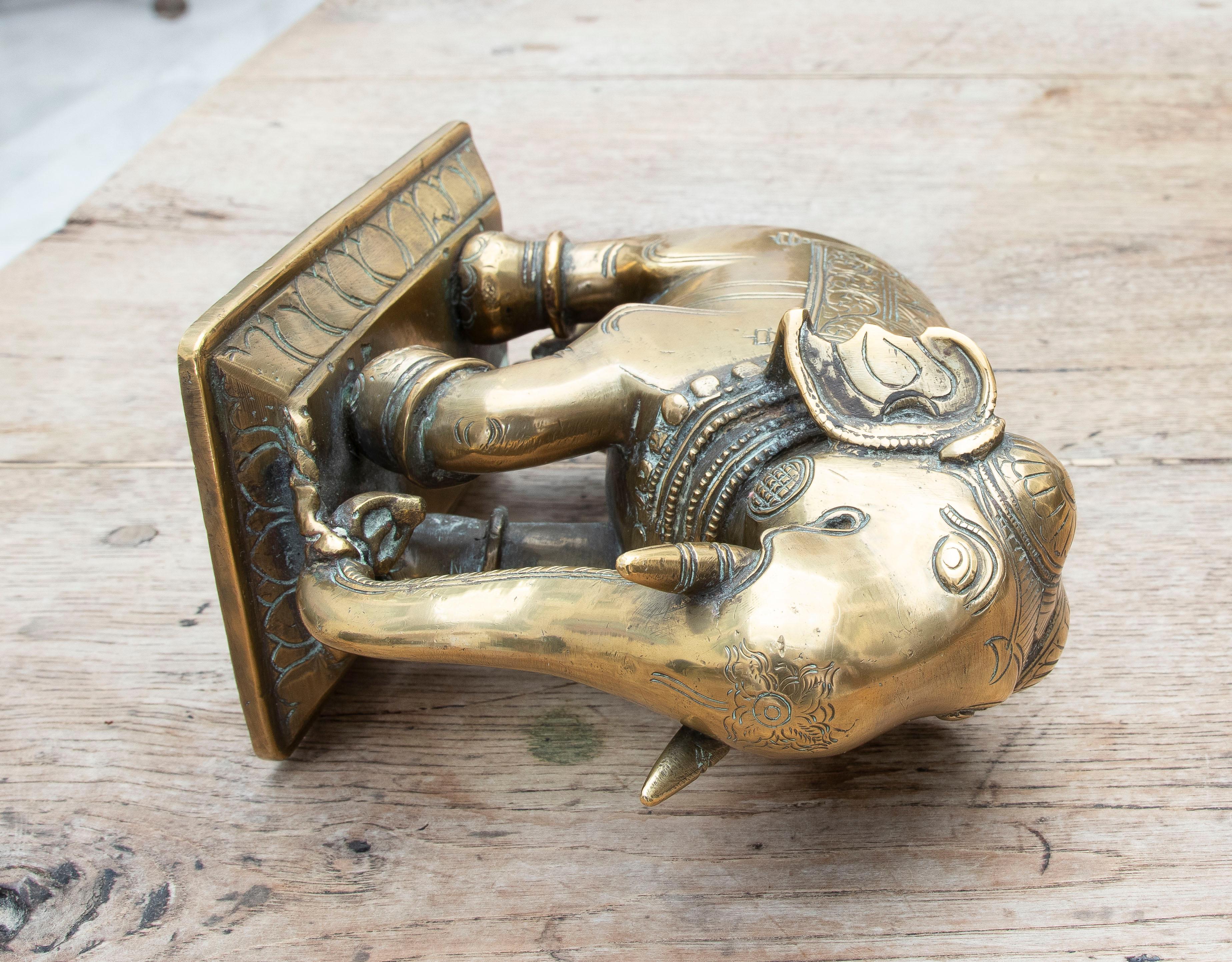 Éléphant du 19e siècle sculpté à la main avec décorations en vente 9
