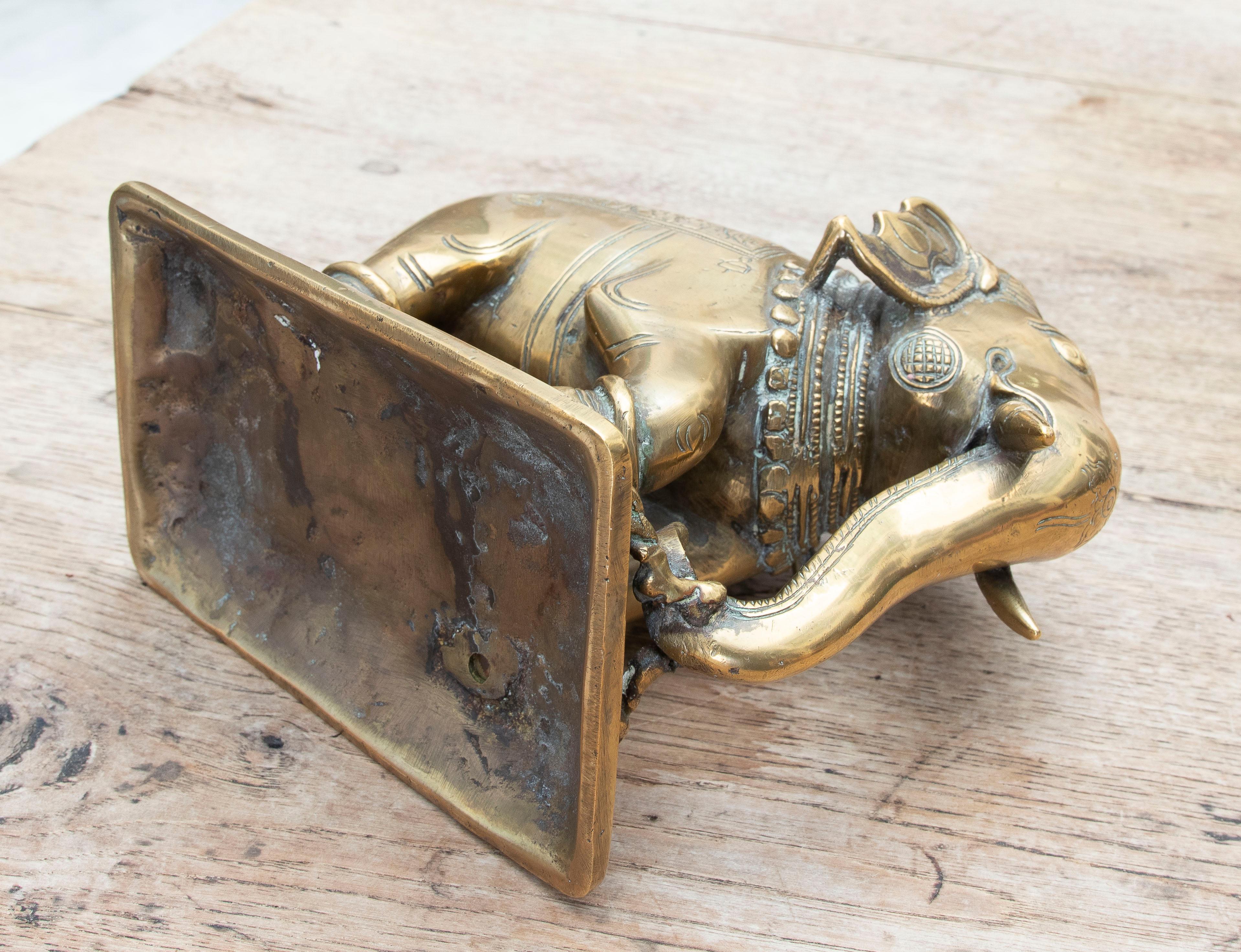 Éléphant du 19e siècle sculpté à la main avec décorations en vente 10