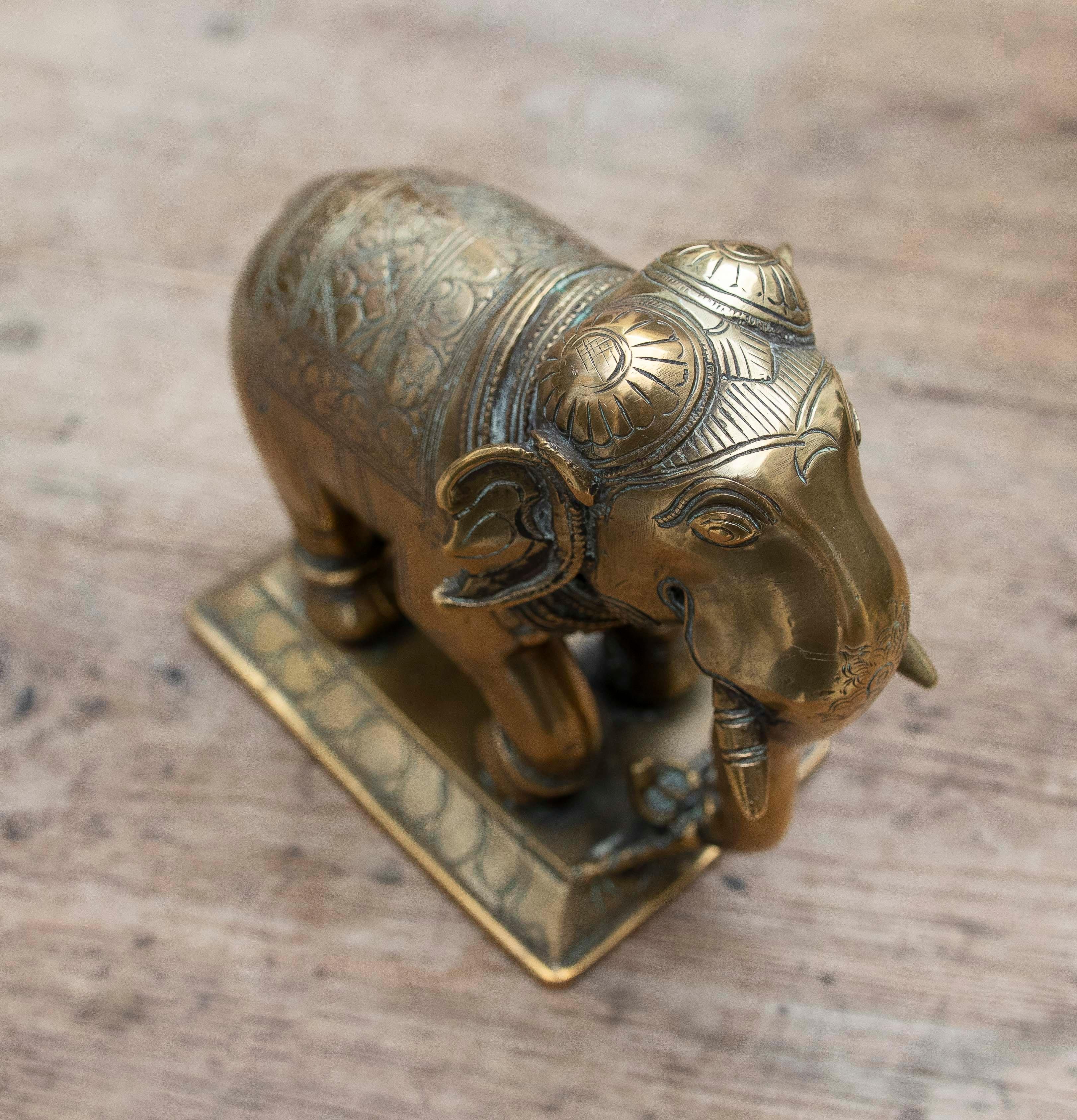 Éléphant du 19e siècle sculpté à la main avec décorations 