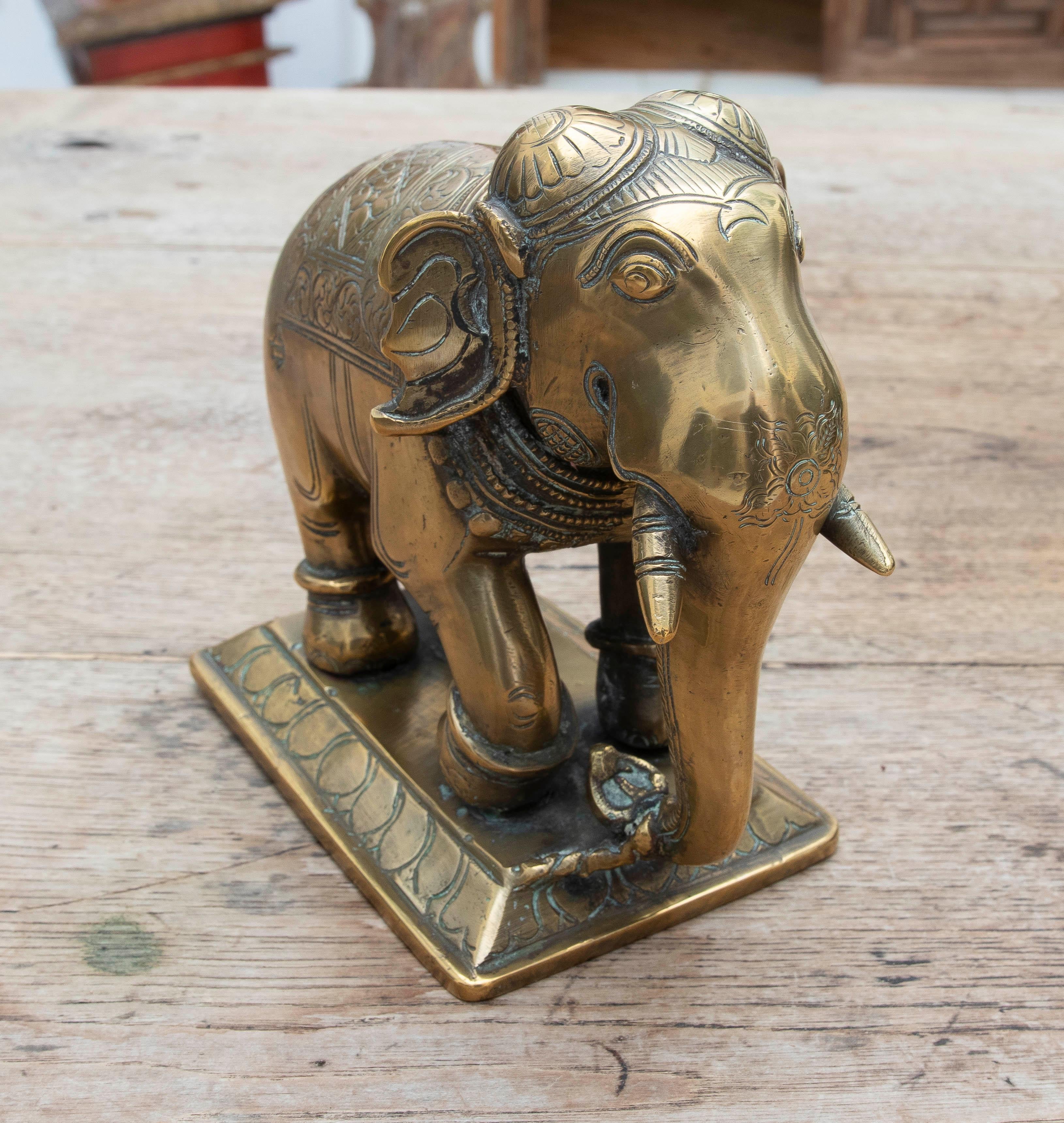 Indien Éléphant du 19e siècle sculpté à la main avec décorations en vente