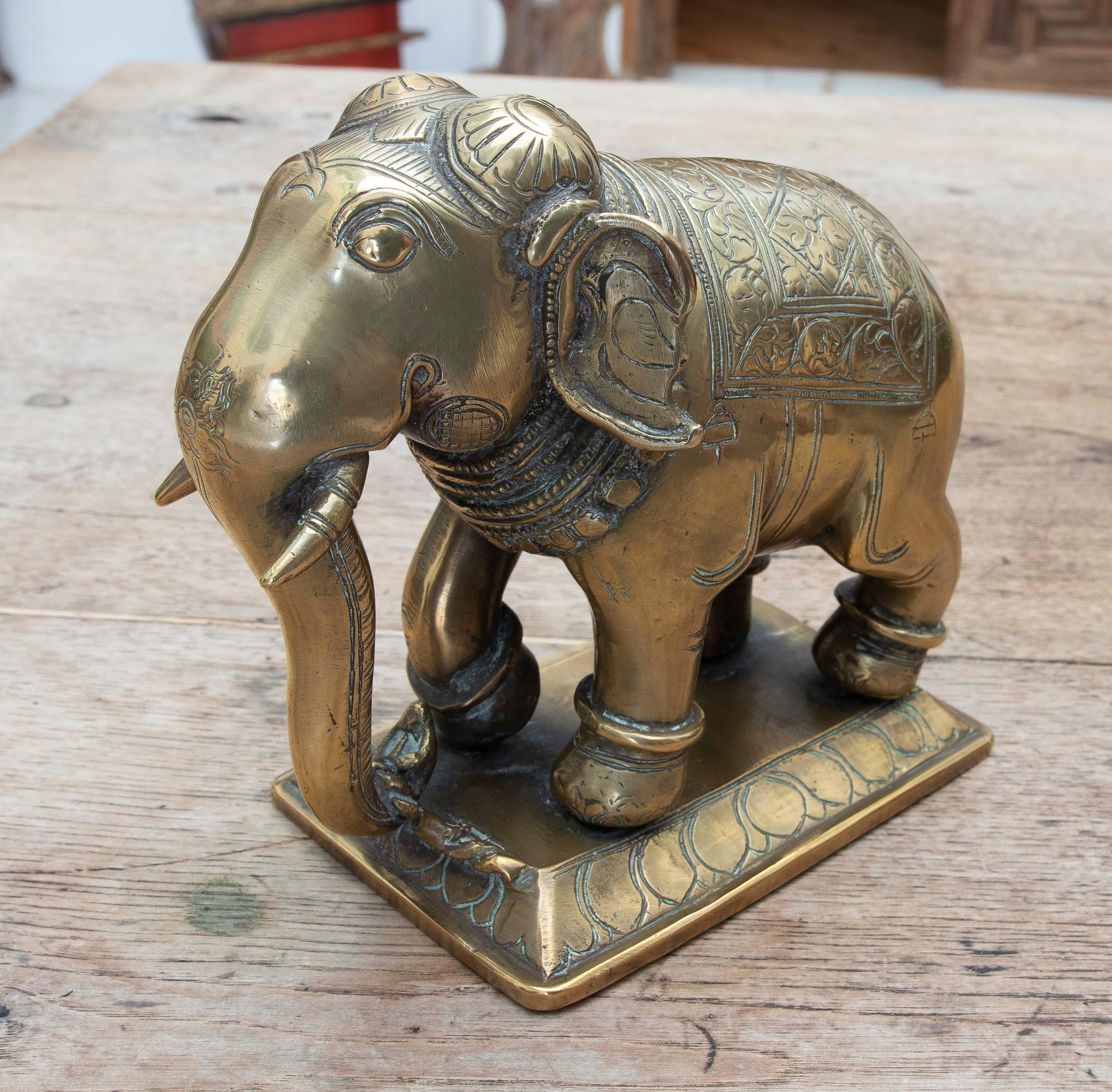 Éléphant du 19e siècle sculpté à la main avec décorations Bon état - En vente à Marbella, ES