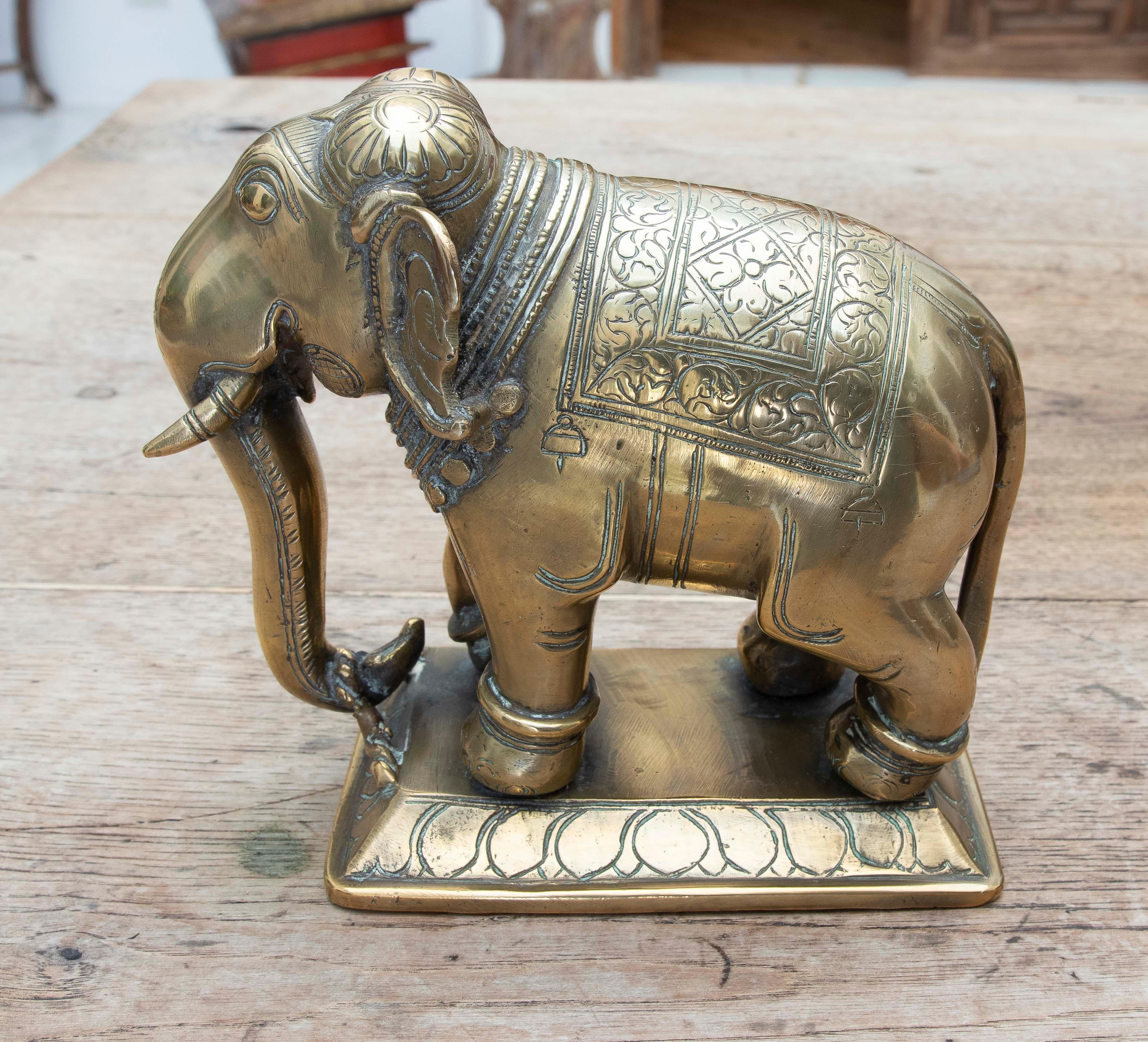 XIXe siècle Éléphant du 19e siècle sculpté à la main avec décorations en vente
