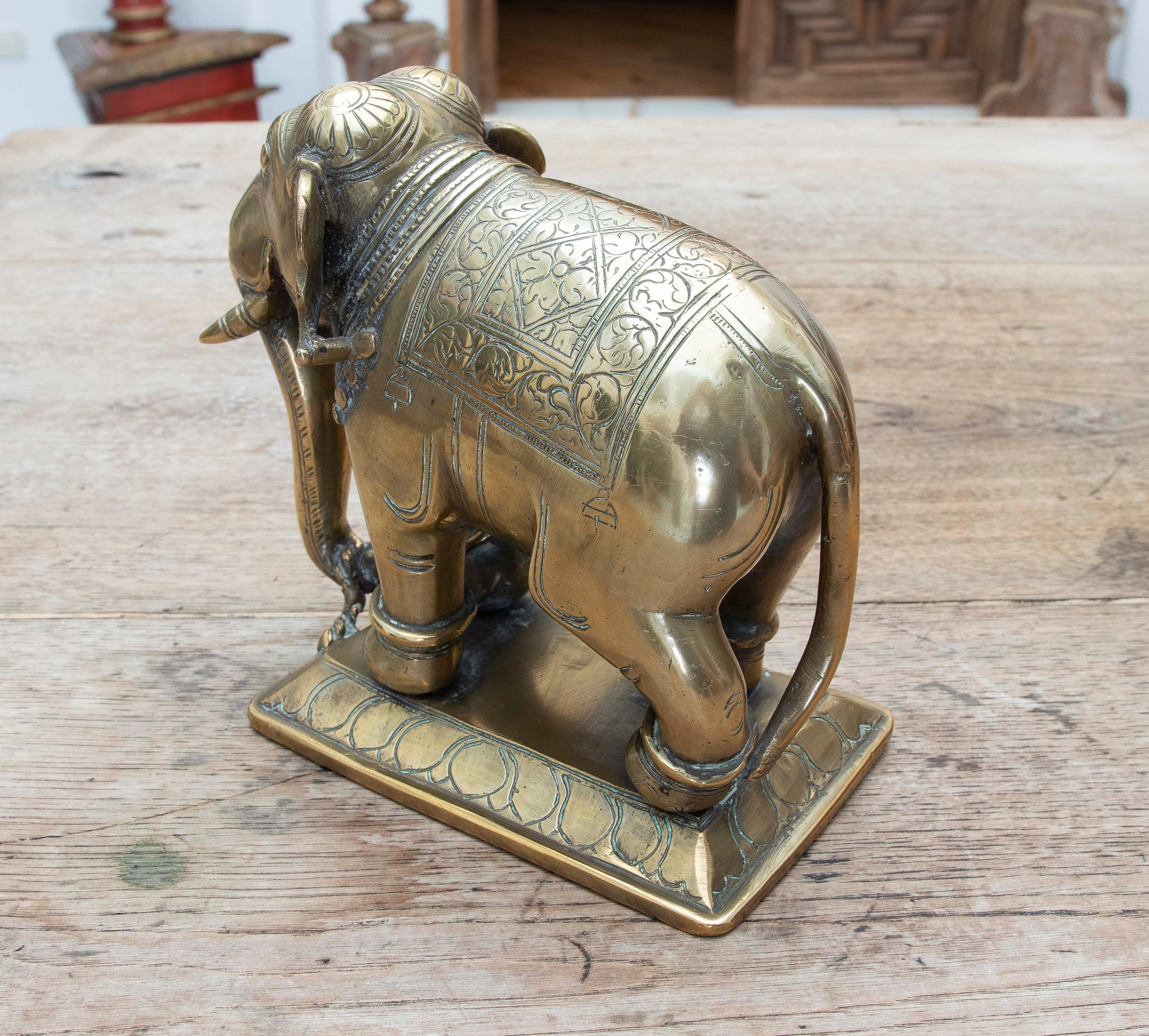 Bronze Éléphant du 19e siècle sculpté à la main avec décorations en vente