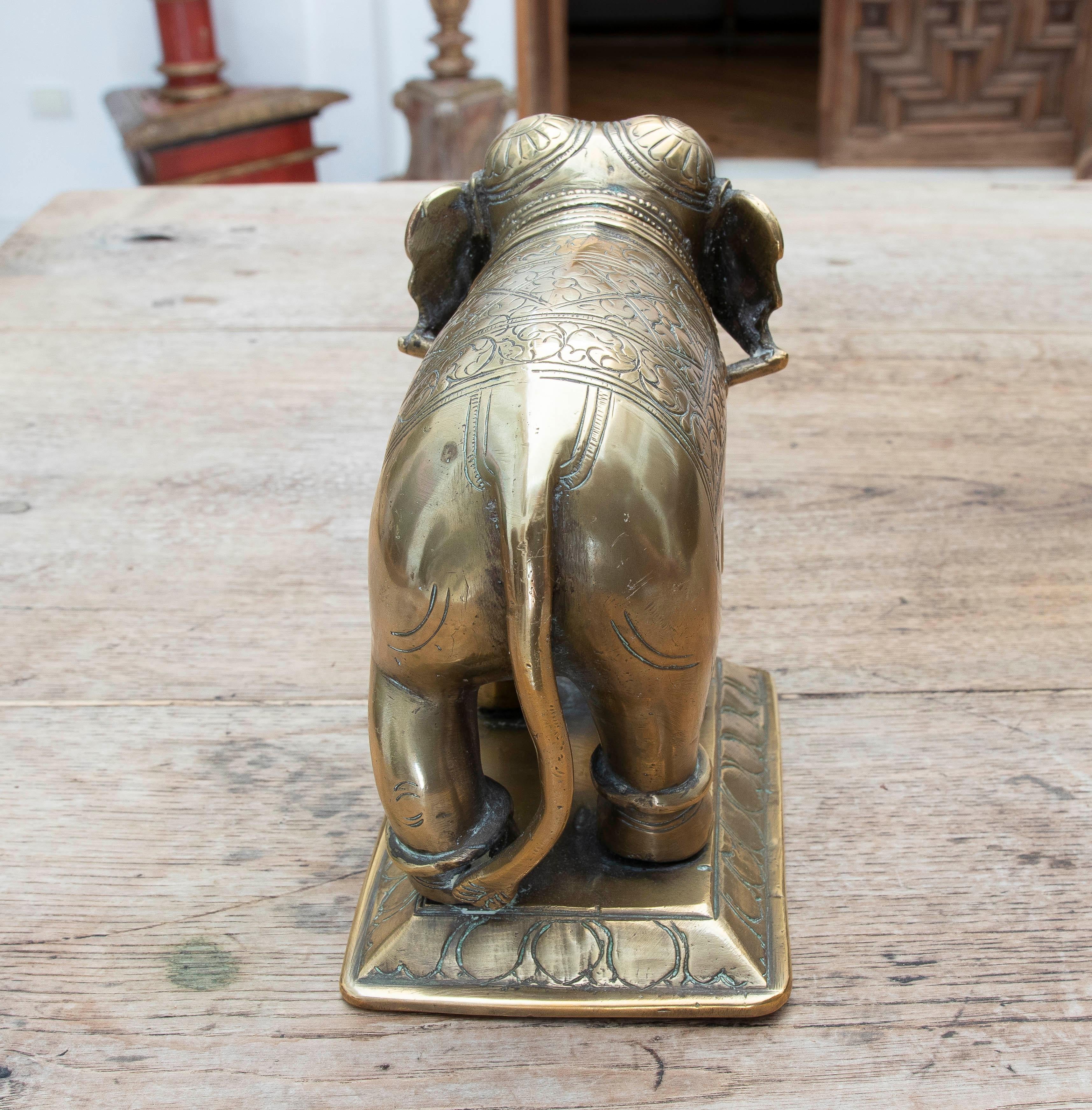 Éléphant du 19e siècle sculpté à la main avec décorations en vente 1