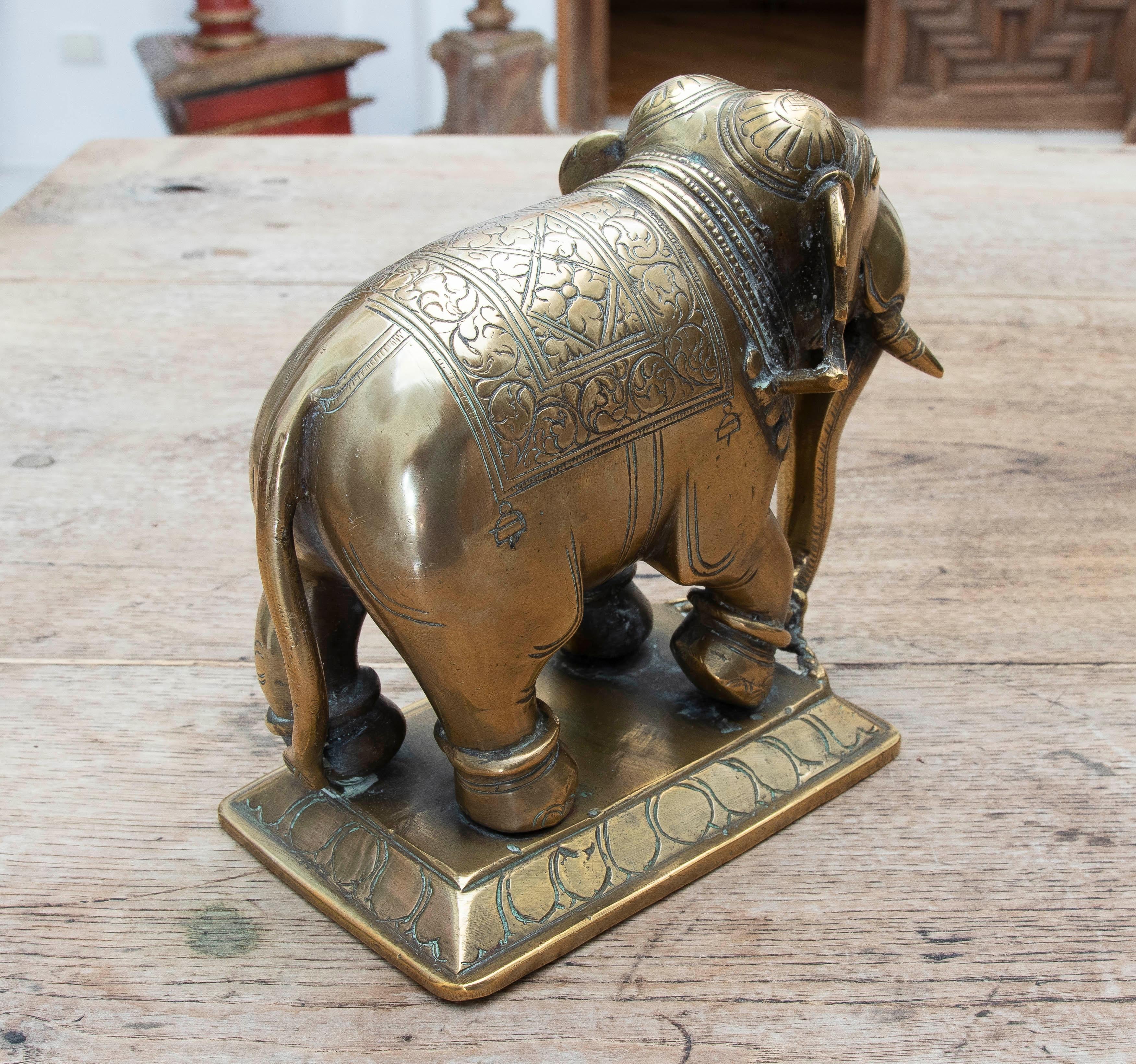 Éléphant du 19e siècle sculpté à la main avec décorations en vente 2