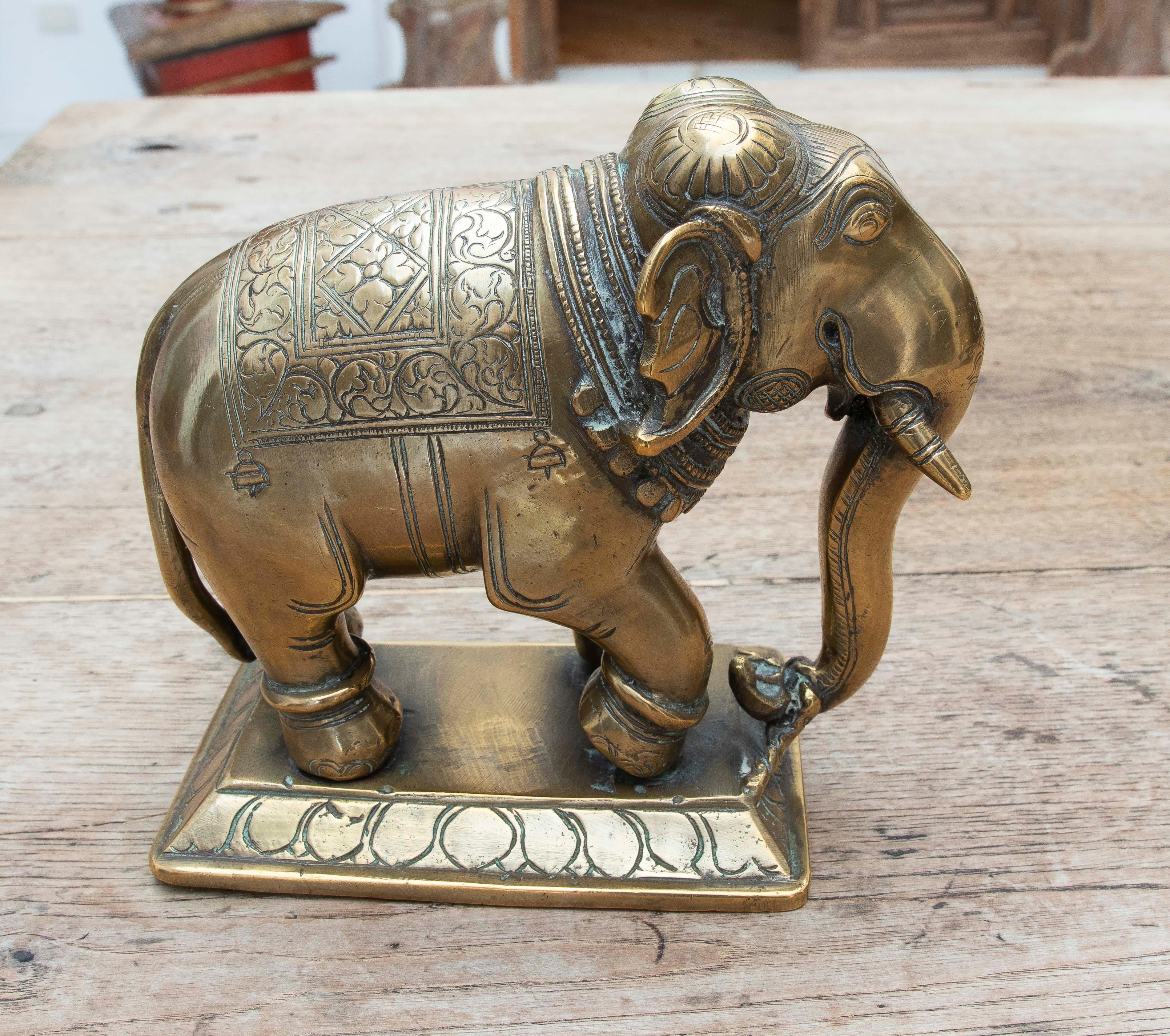 Éléphant du 19e siècle sculpté à la main avec décorations en vente 3