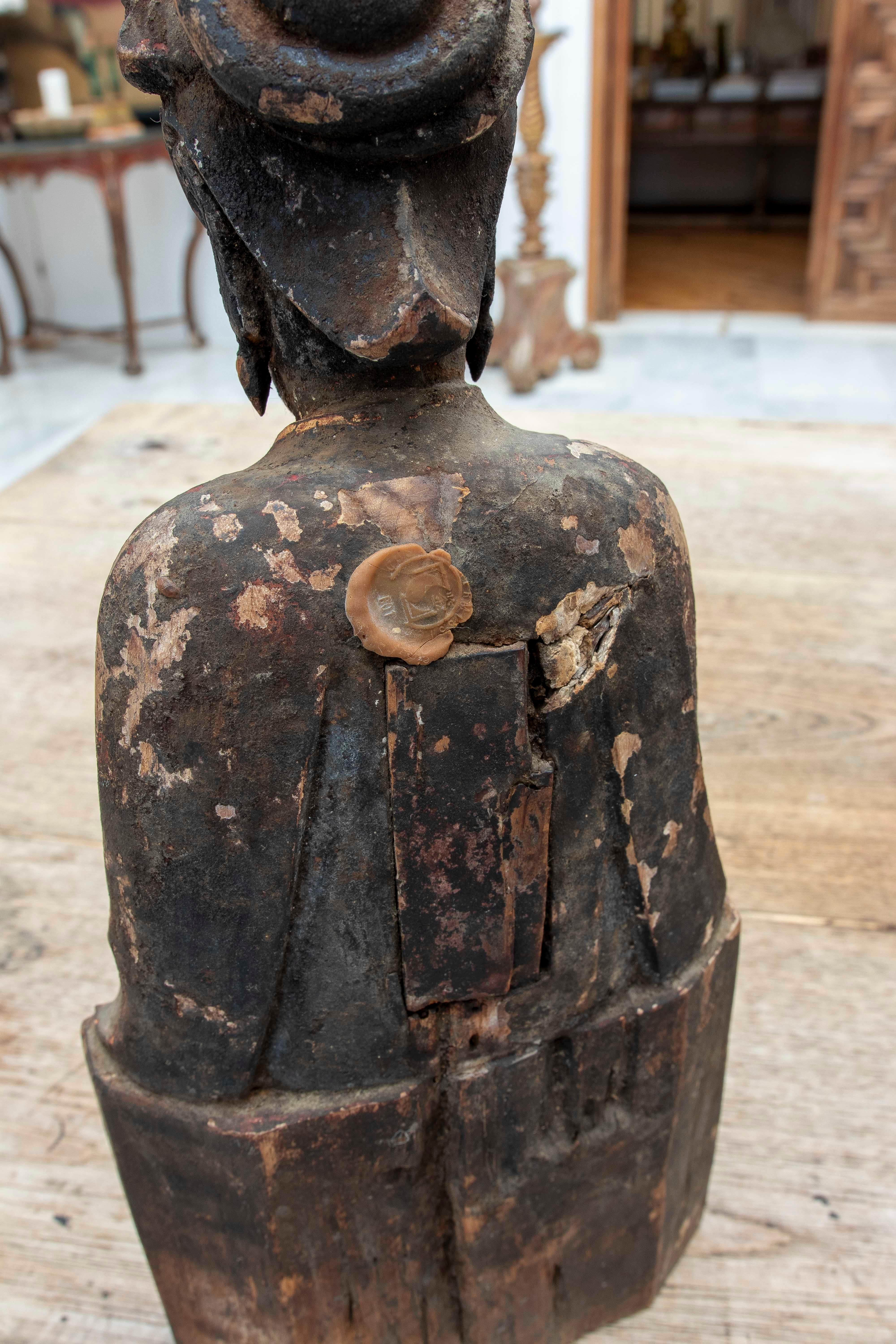 Bouddha assis oriental du 19ème siècle sculpté à la main en bois avec du fond creux en vente 4