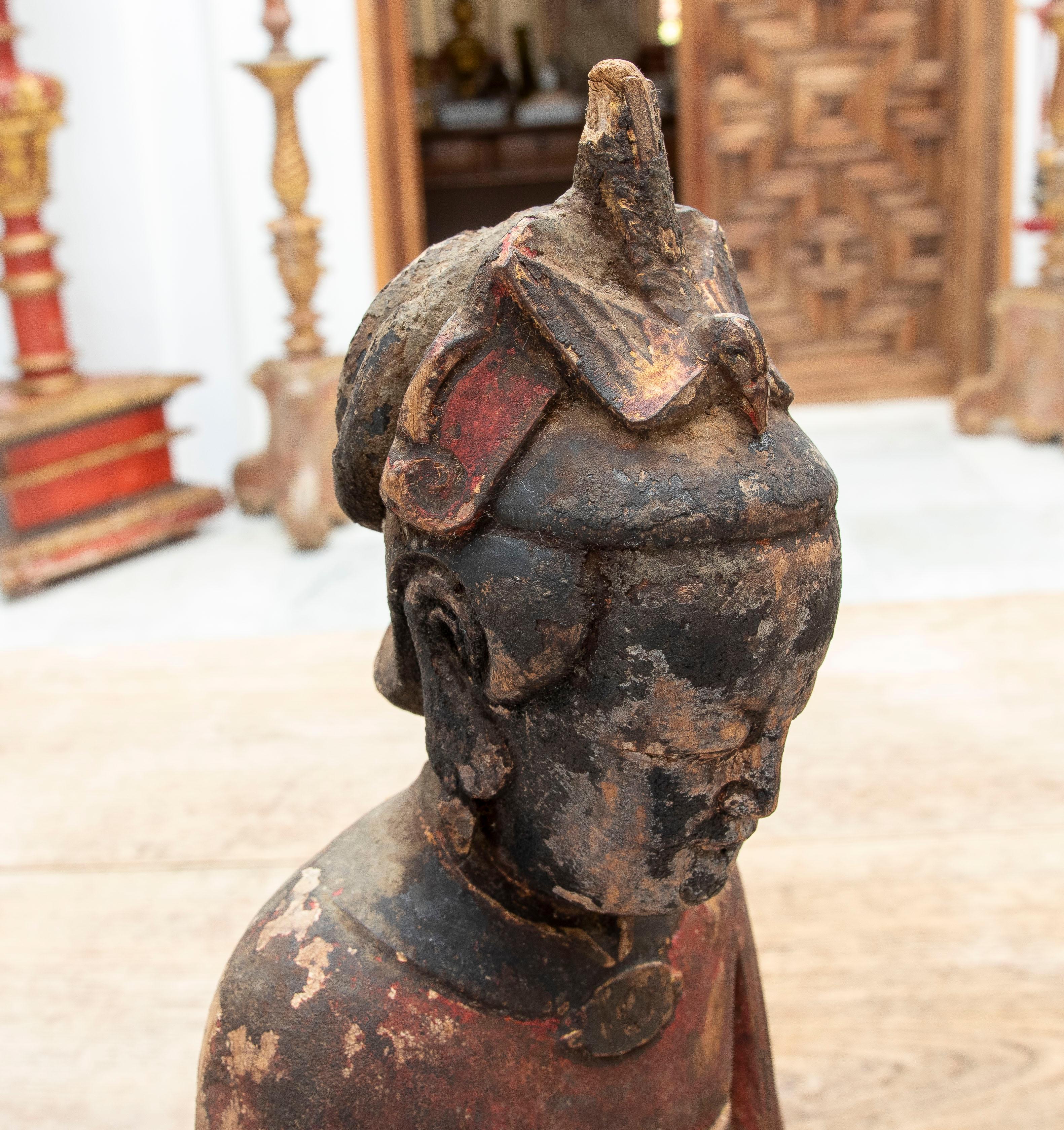 Bouddha assis oriental du 19ème siècle sculpté à la main en bois avec du fond creux en vente 8