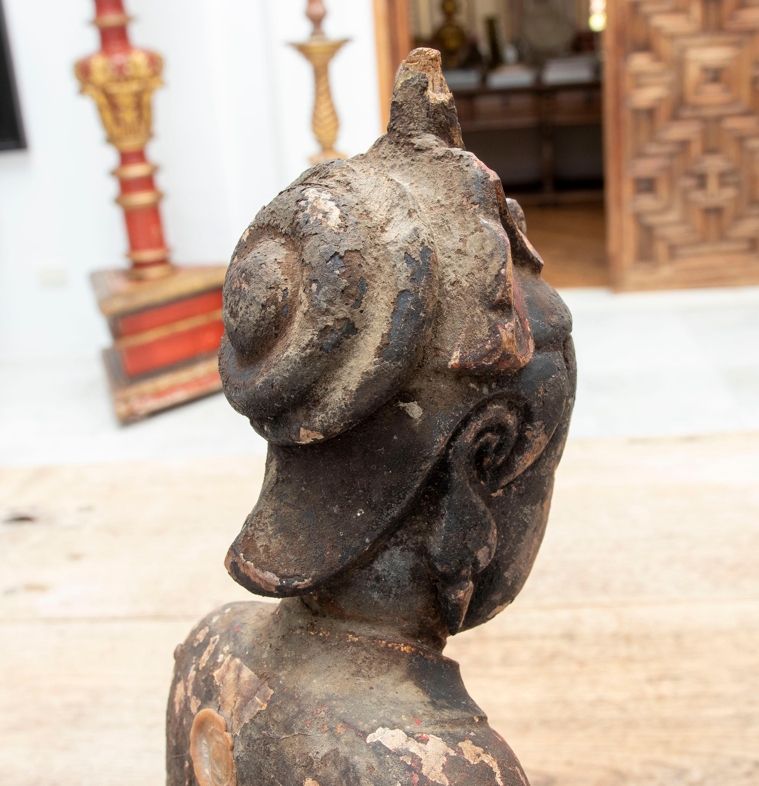 Bouddha assis oriental du 19ème siècle sculpté à la main en bois avec du fond creux en vente 9