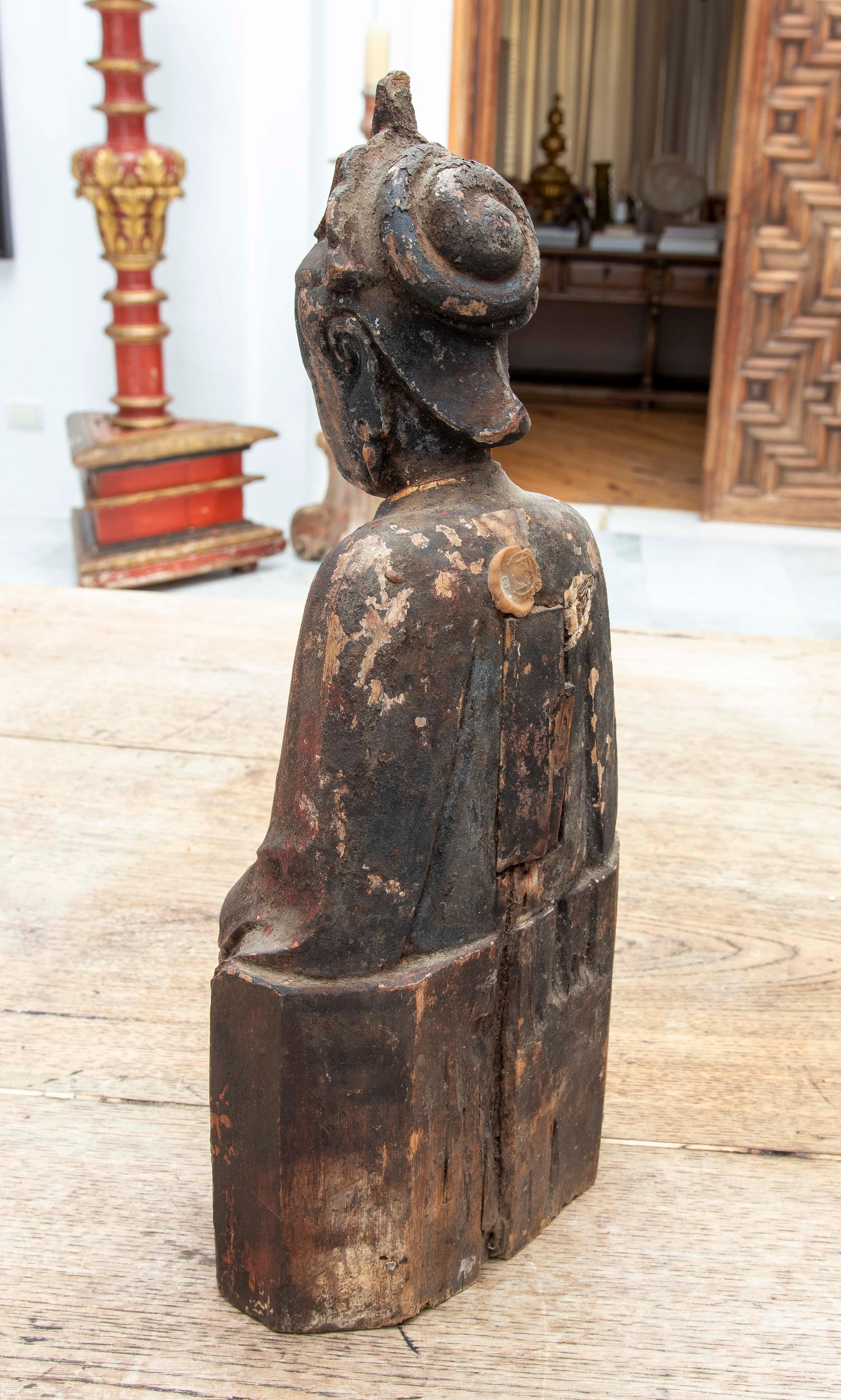 Sculpté à la main Bouddha assis oriental du 19ème siècle sculpté à la main en bois avec du fond creux en vente