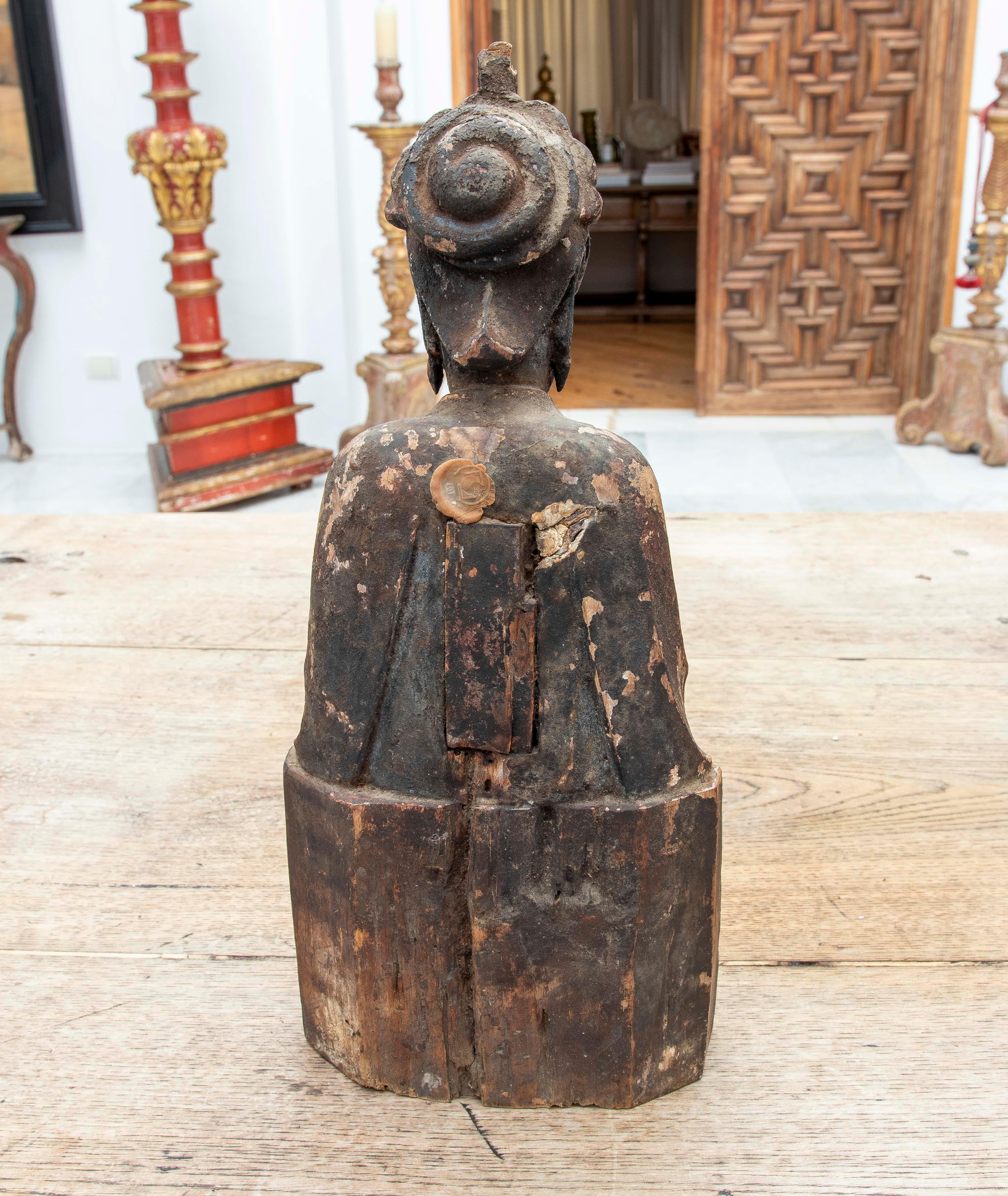 Bouddha assis oriental du 19ème siècle sculpté à la main en bois avec du fond creux Bon état - En vente à Marbella, ES