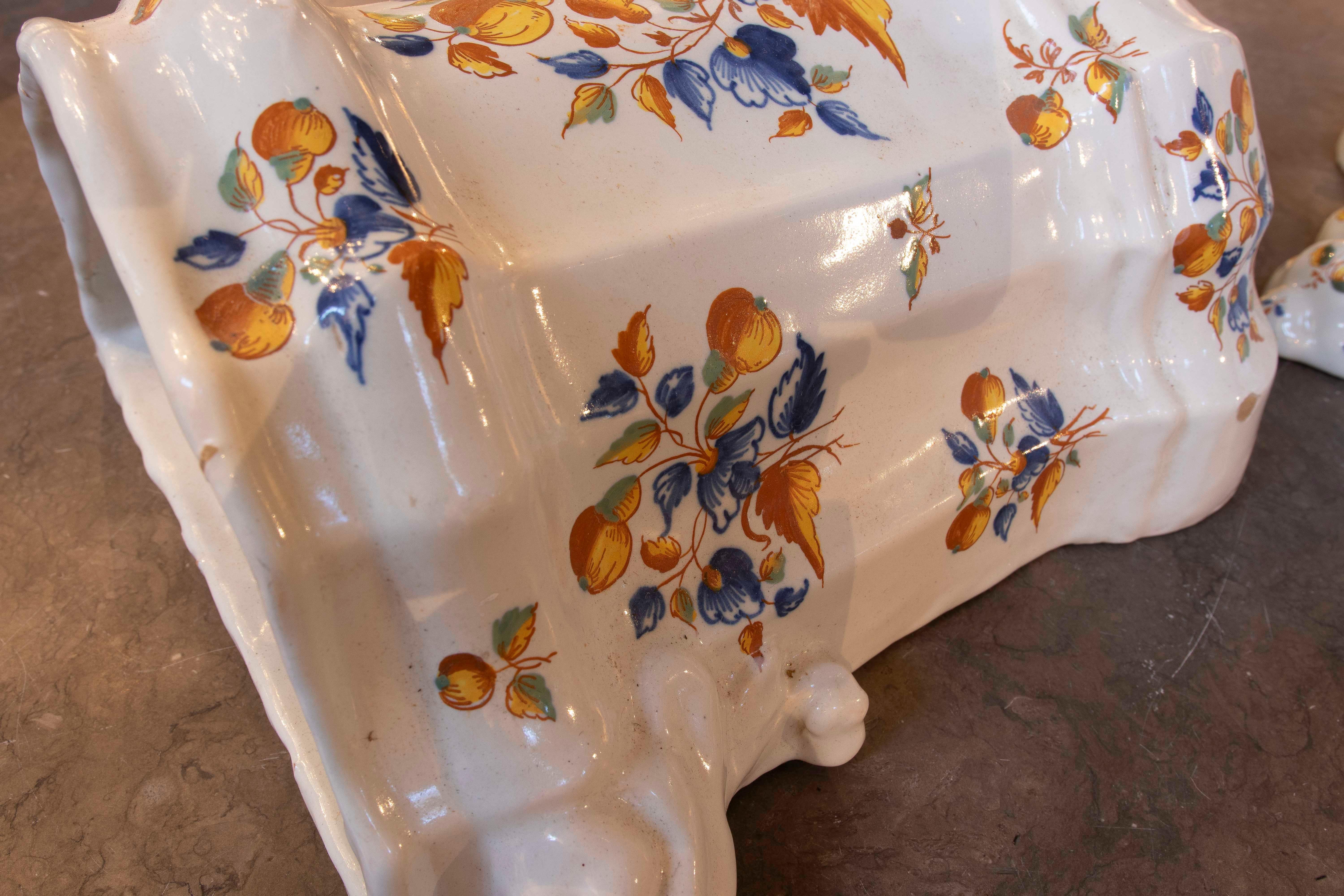 Céramique émaillée peinte à la main du 19e siècle provenant d'Alcora, Valence. en vente 5
