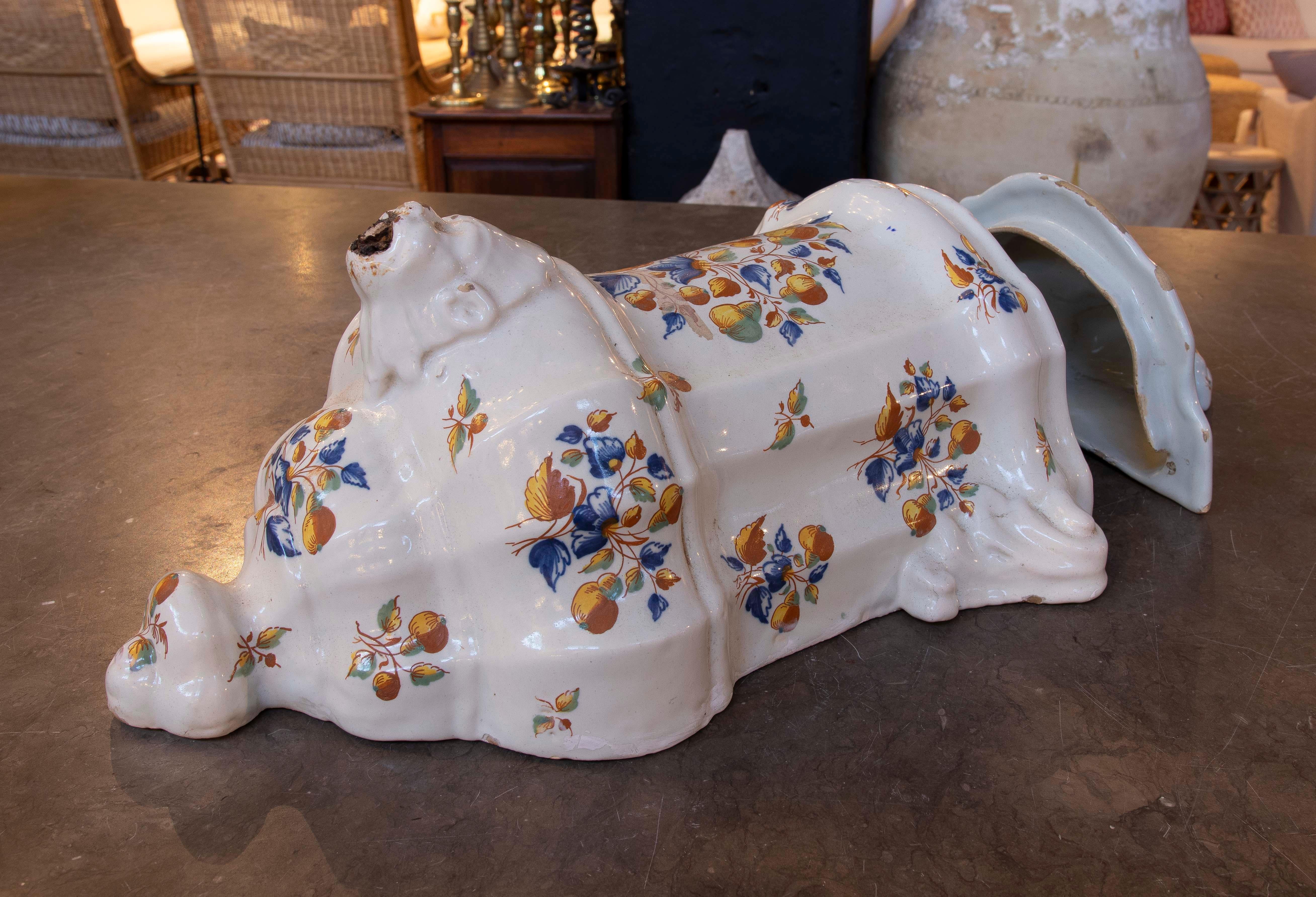 Céramique émaillée peinte à la main du 19e siècle provenant d'Alcora, Valence. Bon état - En vente à Marbella, ES