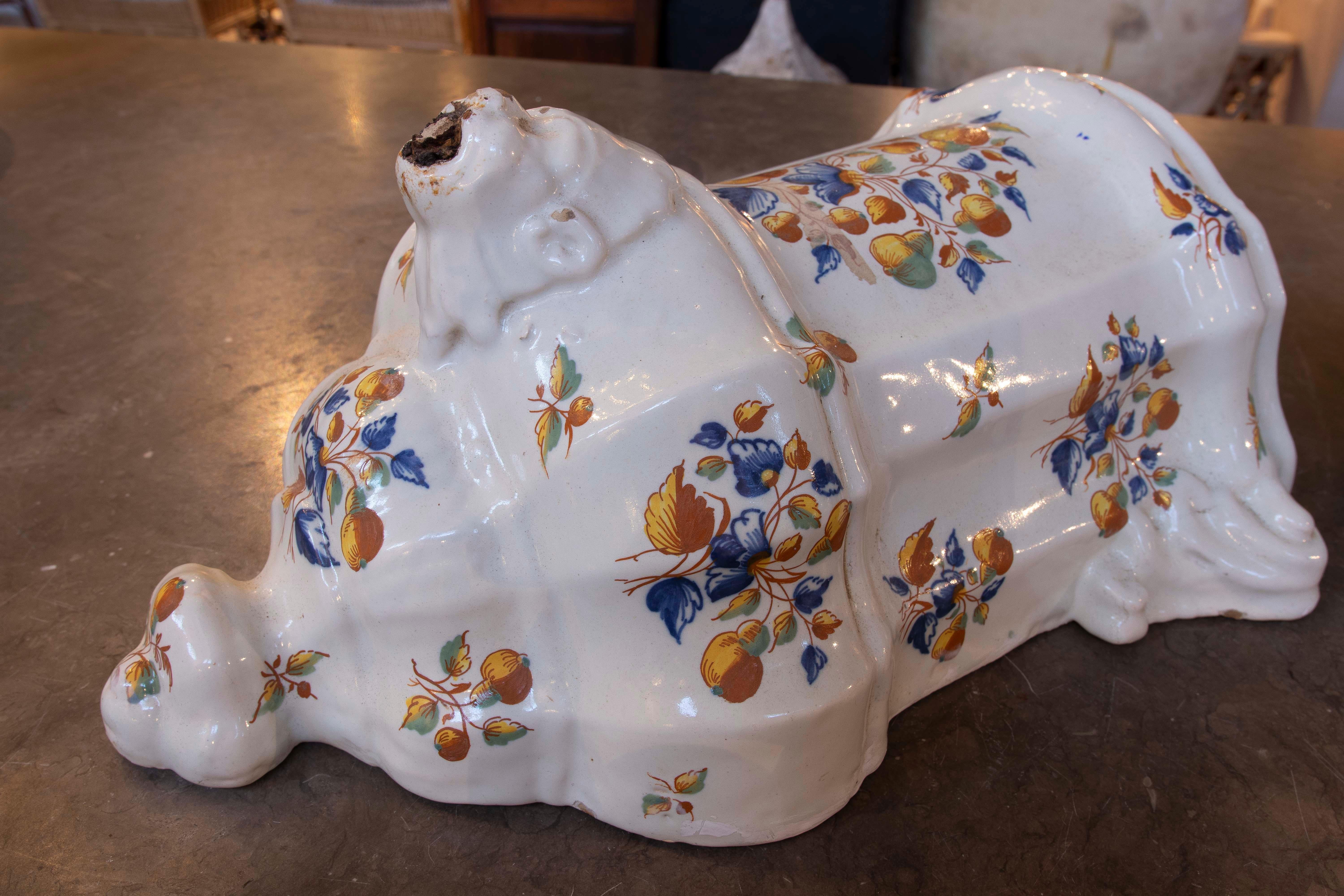 Céramique émaillée peinte à la main du 19e siècle provenant d'Alcora, Valence. en vente 1