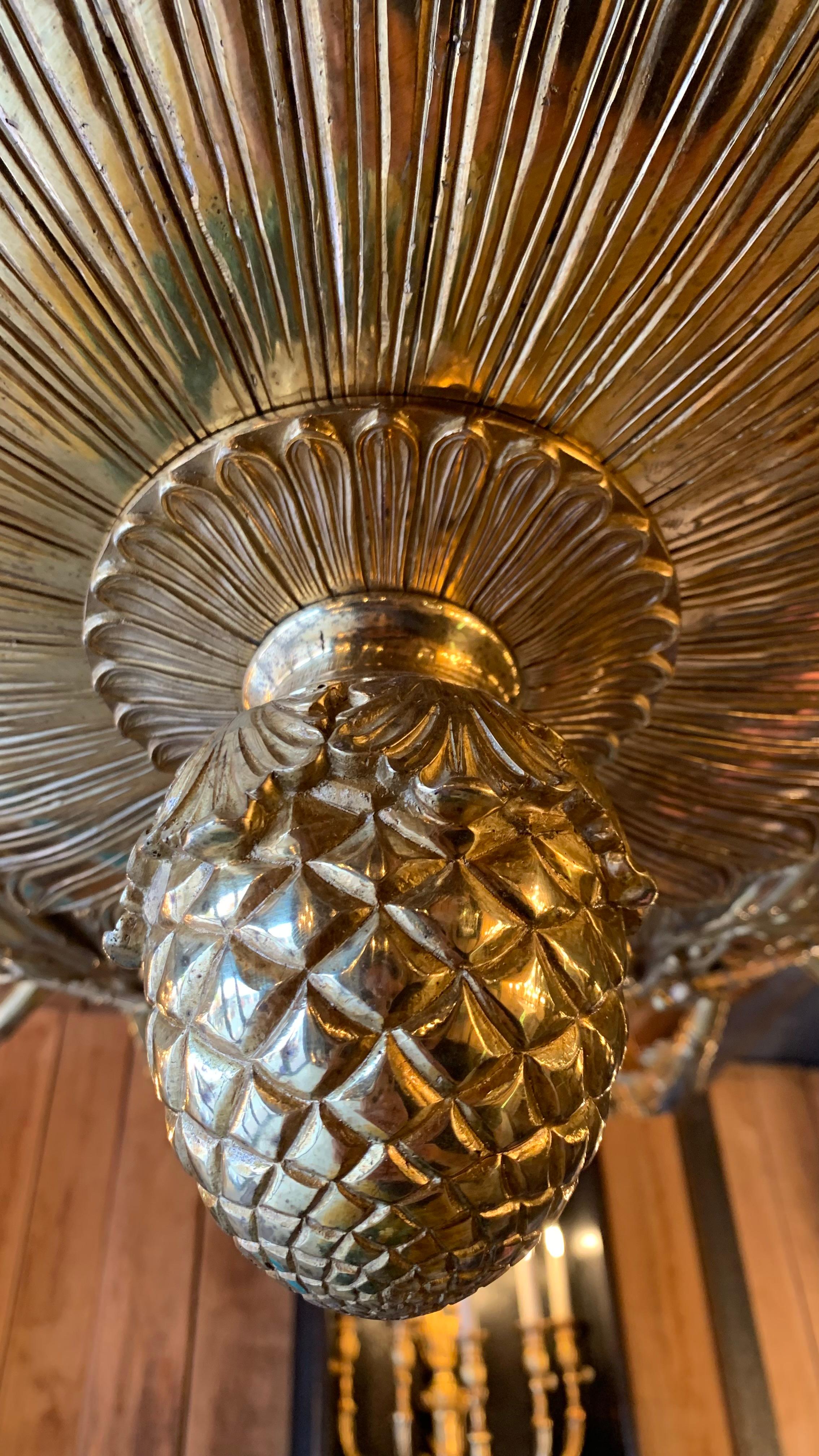 Dieser Kronleuchter ist eine Kopie eines Modells aus der Eremitage in St. Petersburg, aus Bronze mit einer Oberfläche aus 18 Karat satiniertem Gold.
Die große Anzahl von Lichtern und die Feinheit der gemeißelten Ornamente machen ihn zu einem