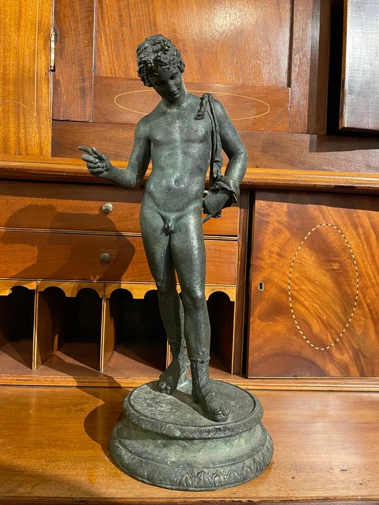 Romano classico Scultura in bronzo Grand Tour del XIX secolo italiano di Narciso nudo in vendita