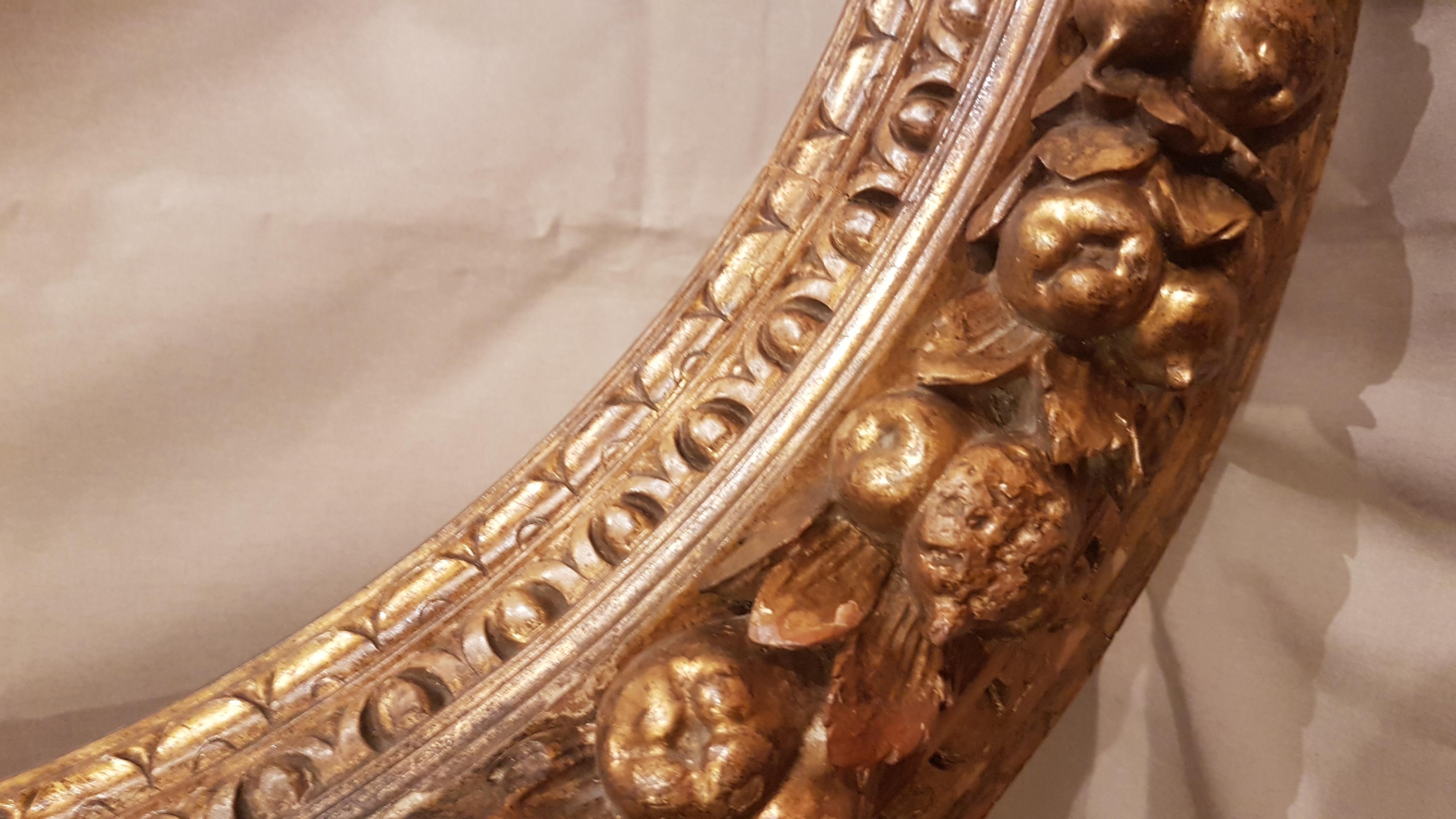 Italian Florentine Round Frame Hand Carved Pure Gold Leaf Dellarobbia Style In Good Condition For Sale In Firenze, FI