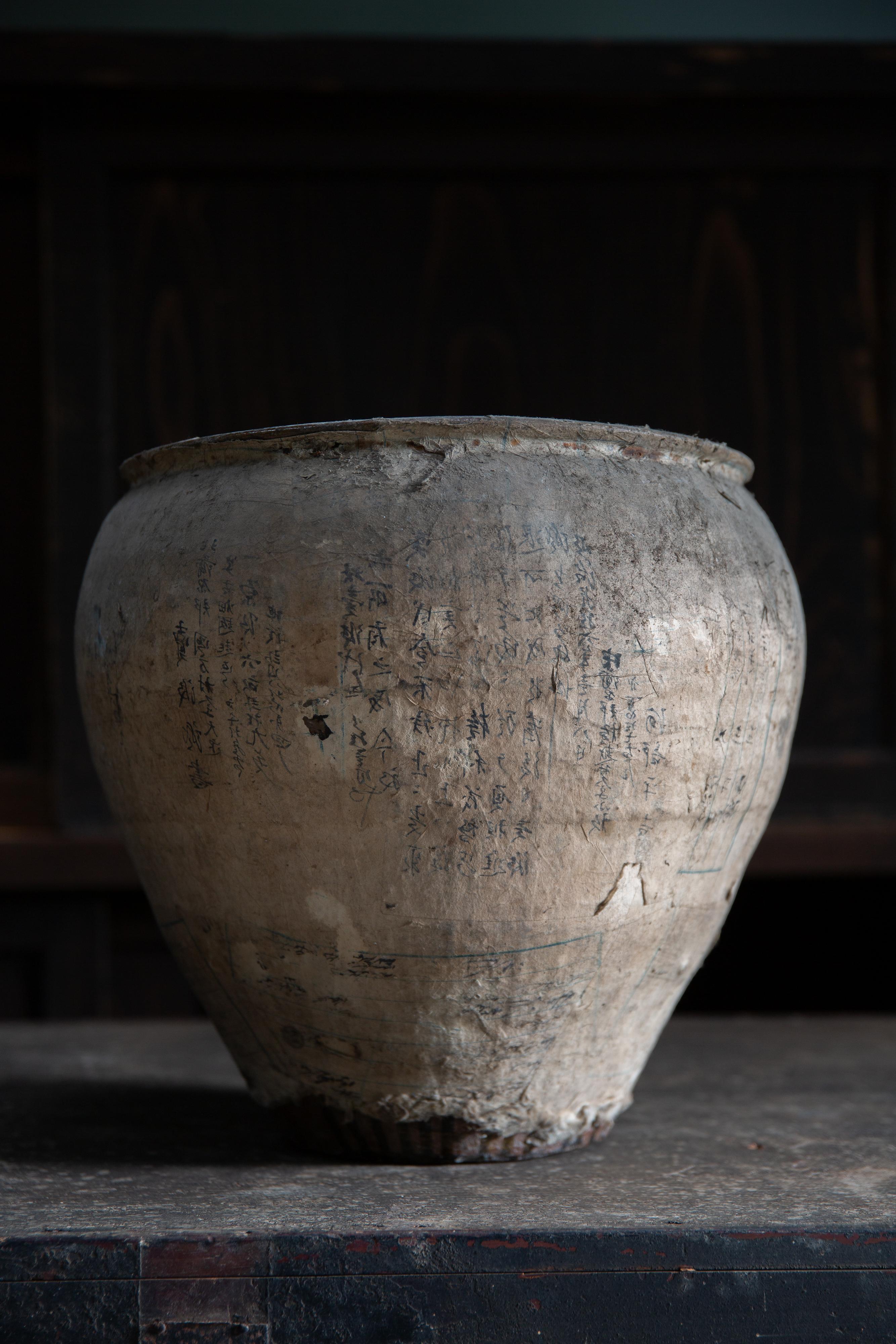 Dalla zona di Tohoku, in Giappone.

Questo vaso in ceramica Tsubo è un prodotto di epoca compresa tra la fine di Edo e l'epoca Meiji (stimata tra il 1860 e il 1910). 
La superficie è rinforzata e rivestita con Washi riutilizzato.  (carta