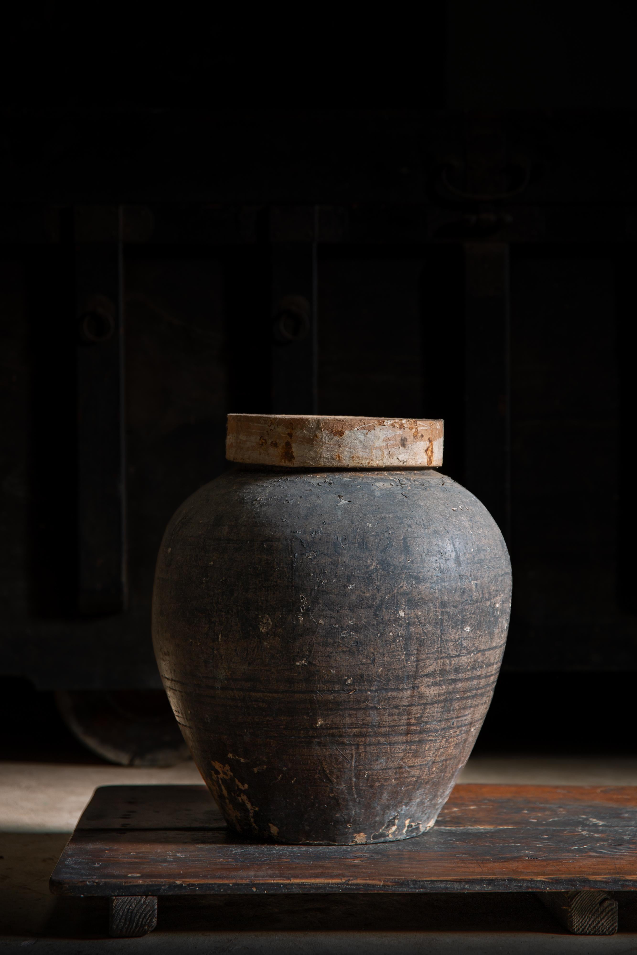 Dalla zona di Tohoku, in Giappone.

Questo Cha Tsubo, vaso in ceramica per la conservazione delle foglie di tè, è un prodotto di epoca compresa tra il tardo Edo e il Meiji (stima 1860-1910). 
La superficie è rinforzata dal Washi a strati.  (carta