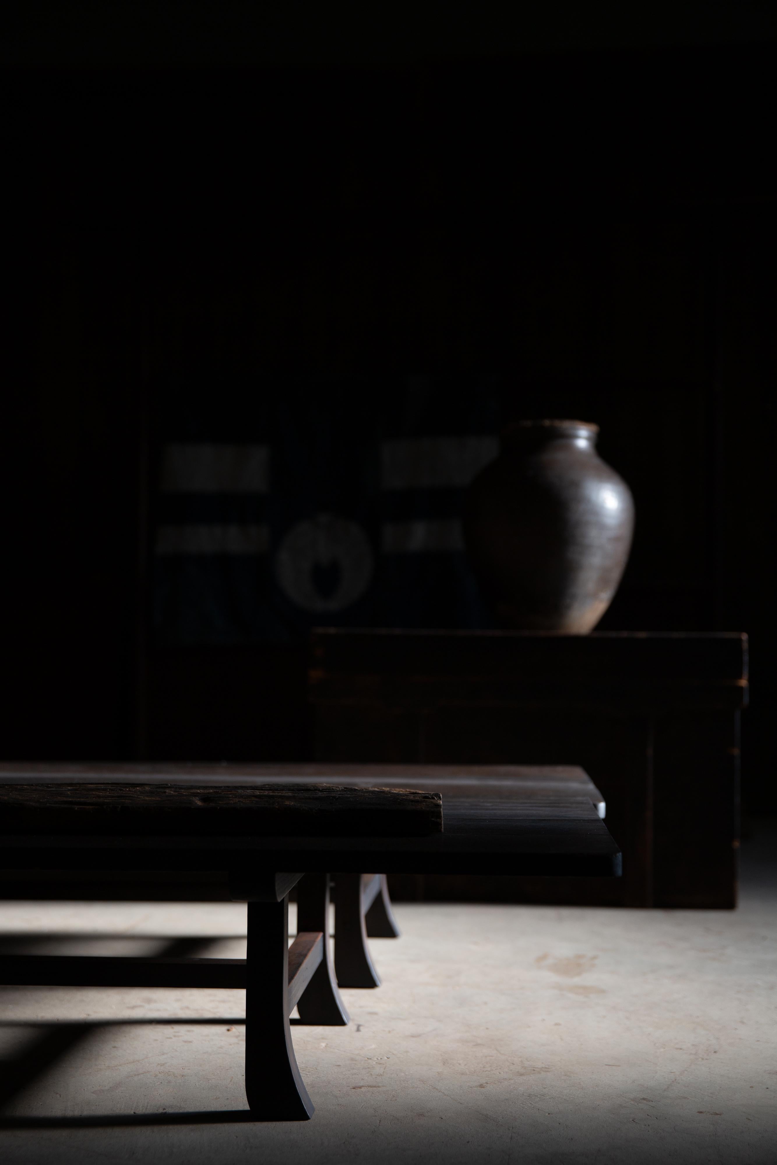 Questo vaso di ceramica Tsubo è un prodotto della tarda epoca Edo (1840-1860), secondo lo stile e le condizioni.
In particolare, il coperchio è fatto di legno, ha una buona quantità di texture wabi sabi e ha un aspetto antico, quindi direi che