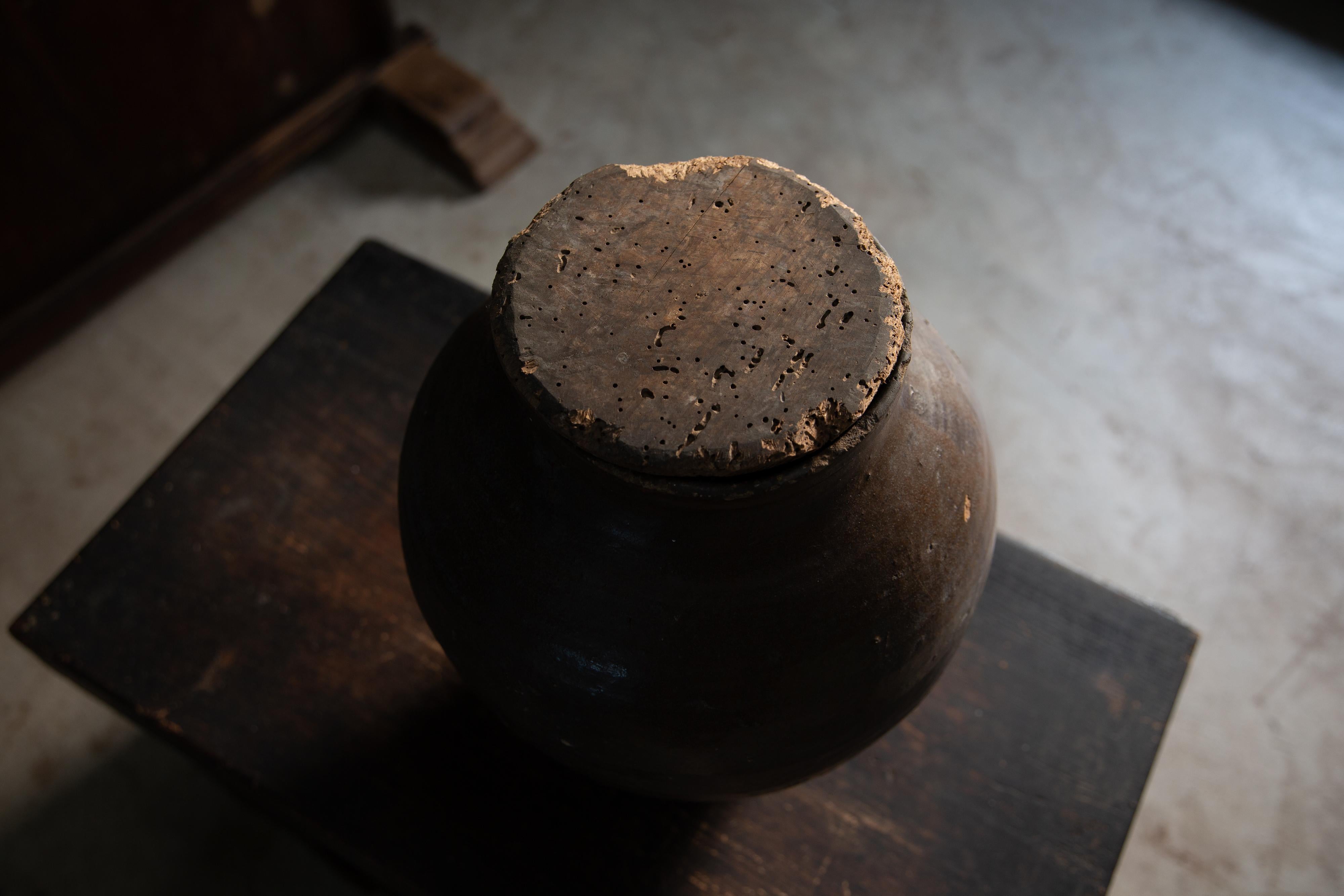 Giapponese Antico Tsubo giapponese del 19° secolo, vaso in ceramica rivestito di carta, vaso wabi sabi, coperchio in legno in vendita