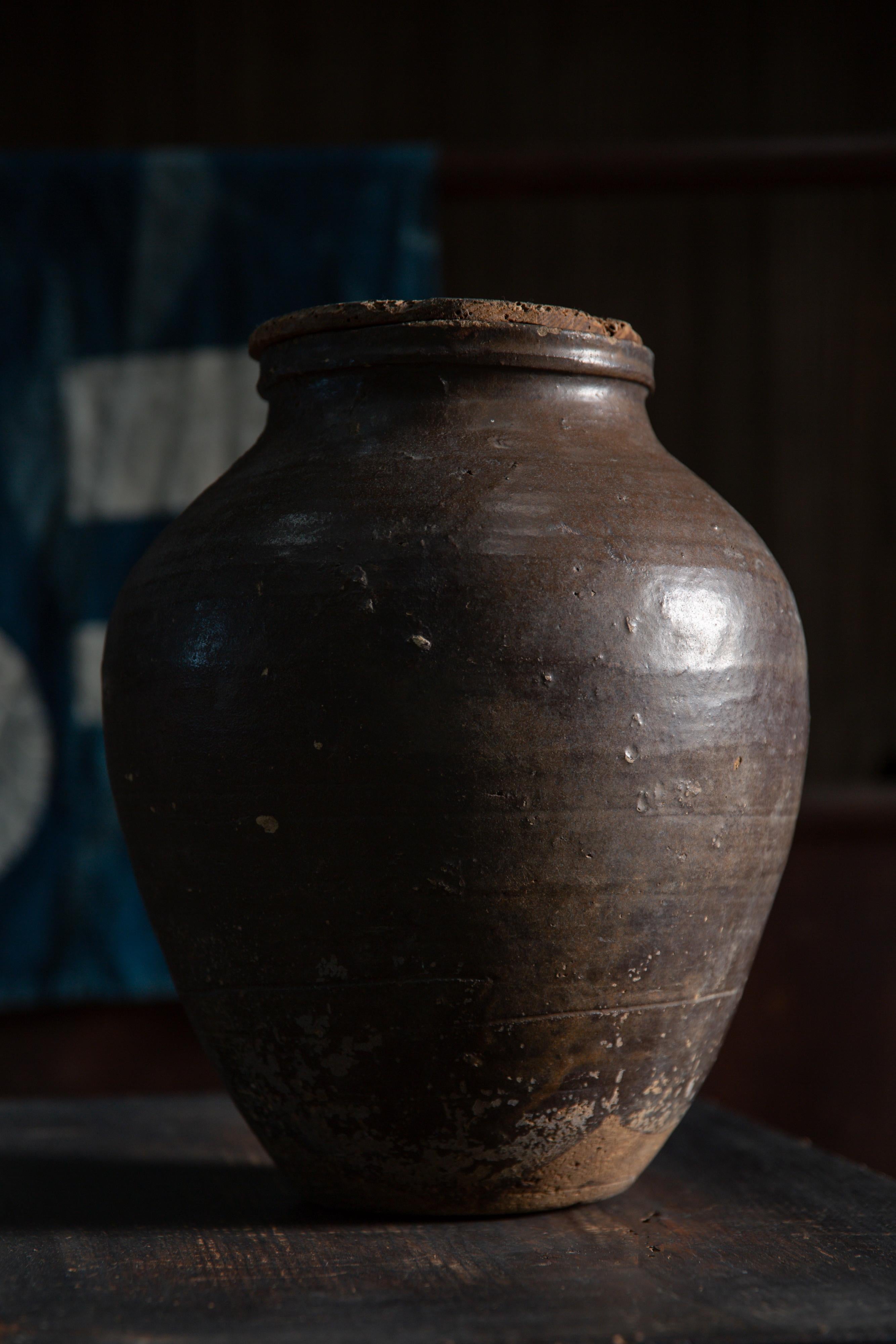 Tintura vegetale Antico Tsubo giapponese del 19° secolo, vaso in ceramica rivestito di carta, vaso wabi sabi, coperchio in legno in vendita