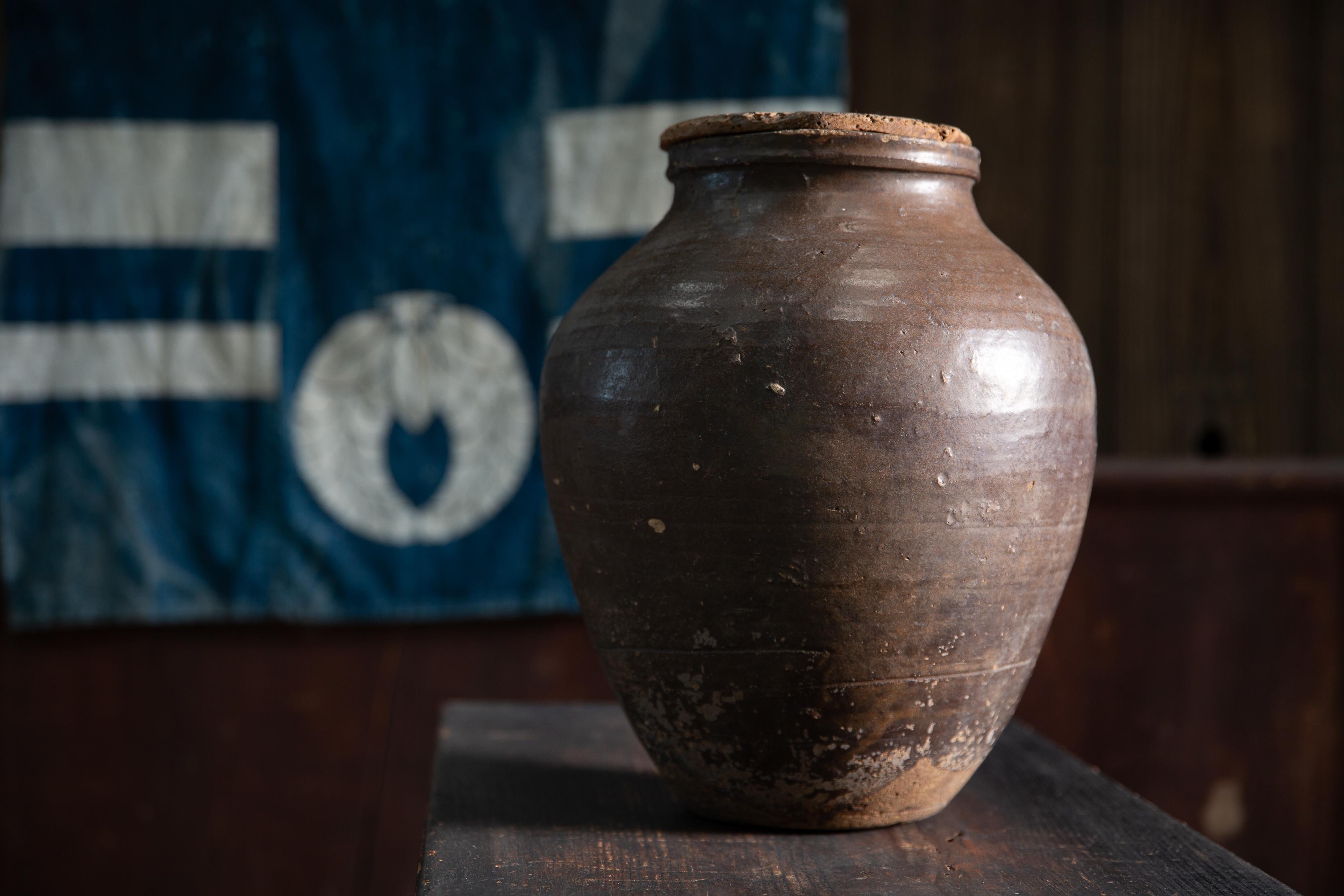 Ceramica Antico Tsubo giapponese del 19° secolo, vaso in ceramica rivestito di carta, vaso wabi sabi, coperchio in legno in vendita