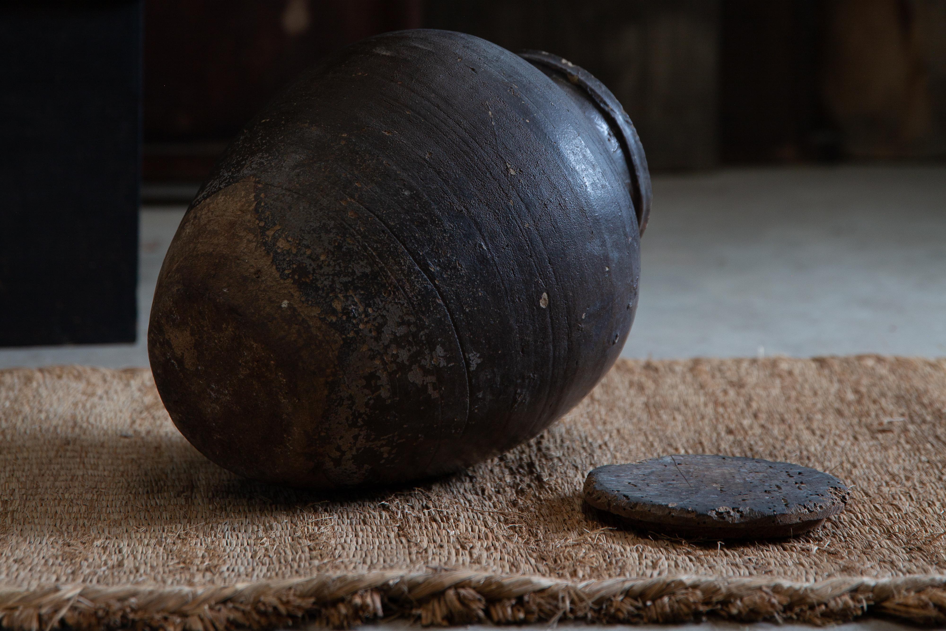 Antico Tsubo giapponese del 19° secolo, vaso in ceramica rivestito di carta, vaso wabi sabi, coperchio in legno in vendita 1
