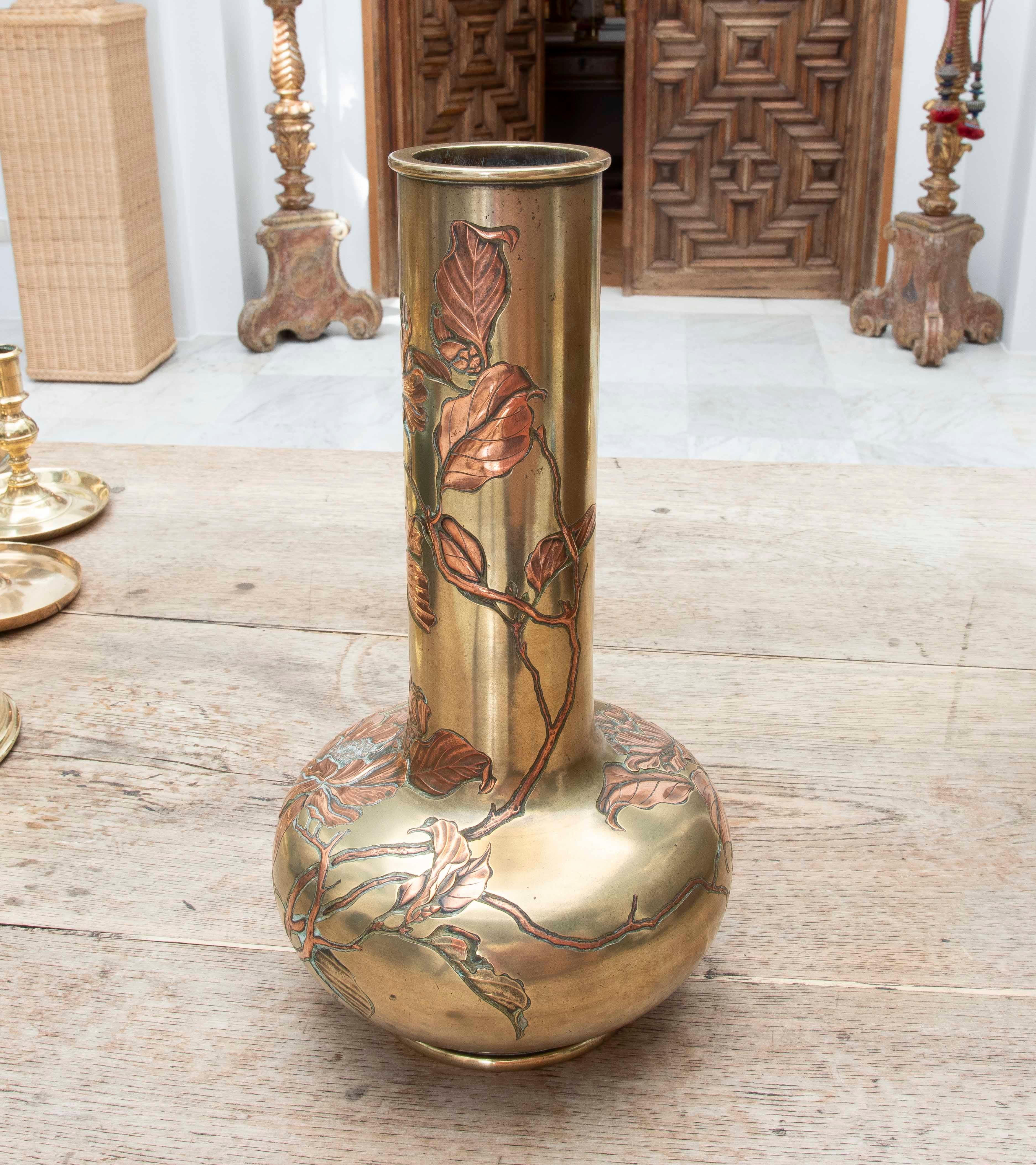 19th Japanese Bronze Vase with a Floral Design. Meiji Period. In Good Condition For Sale In Marbella, ES