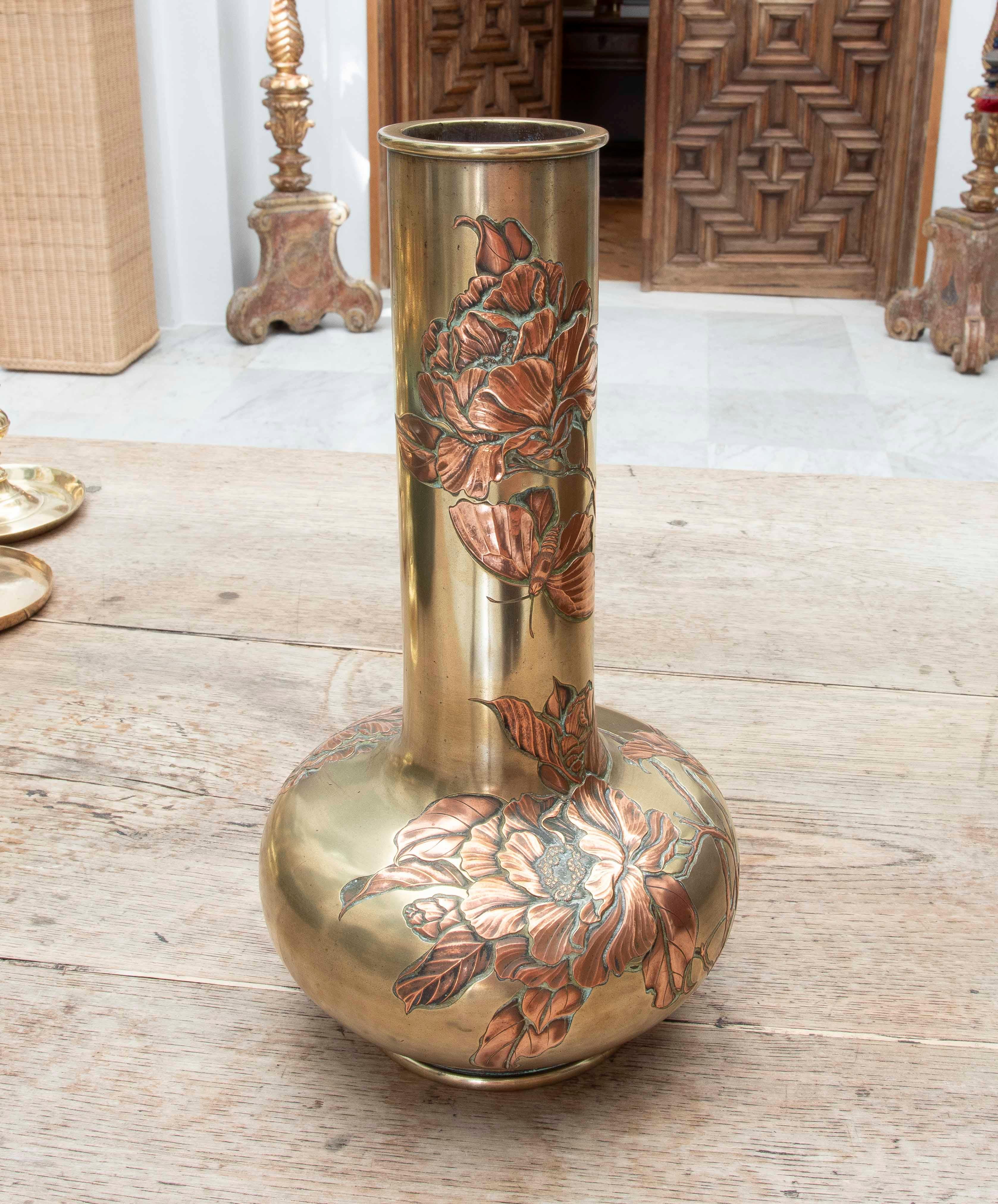 19th Japanese Bronze Vase with a Floral Design. Meiji Period. For Sale 3