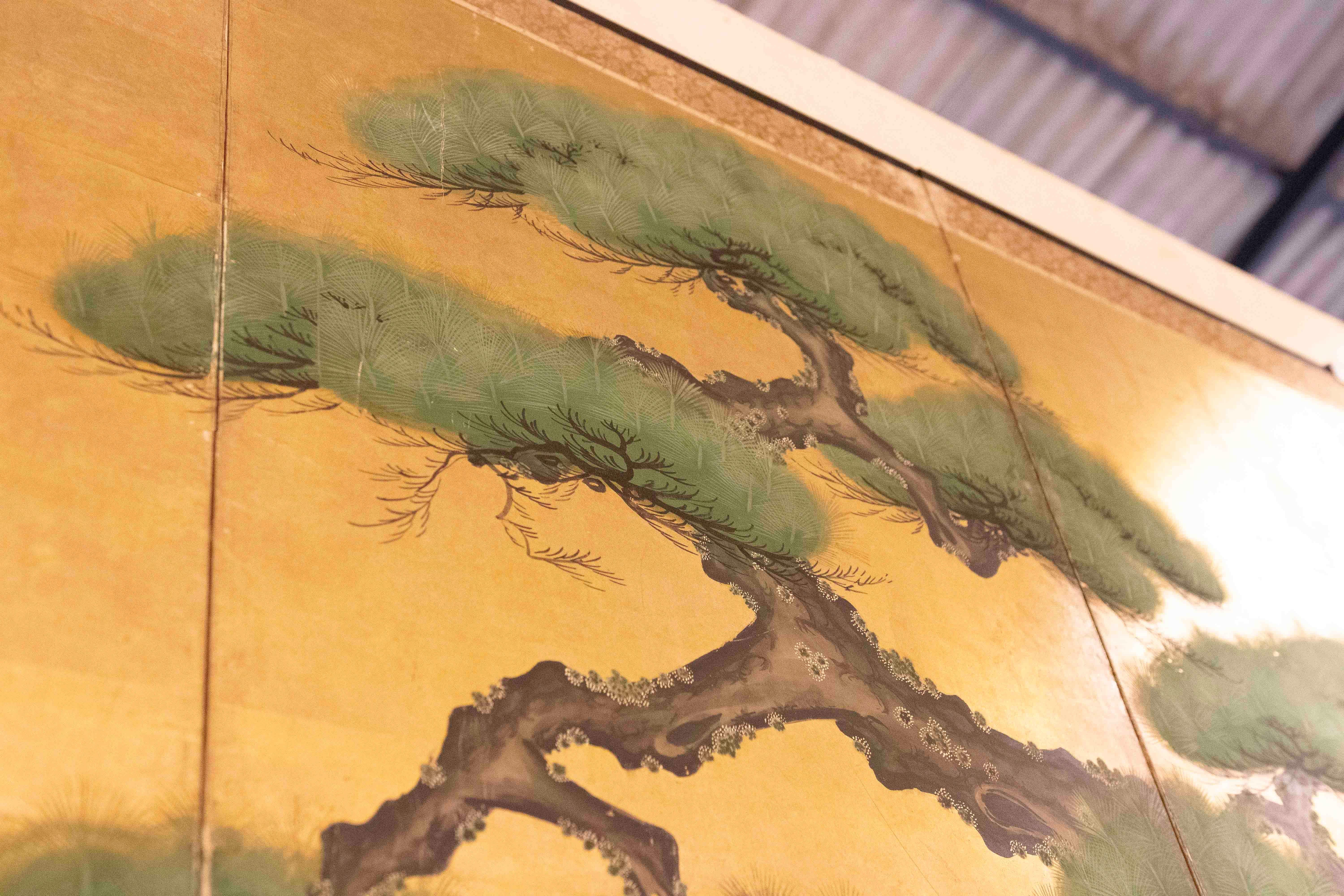 19th Japanese Screen with Cranes and Pine on a Golden Background For Sale 8