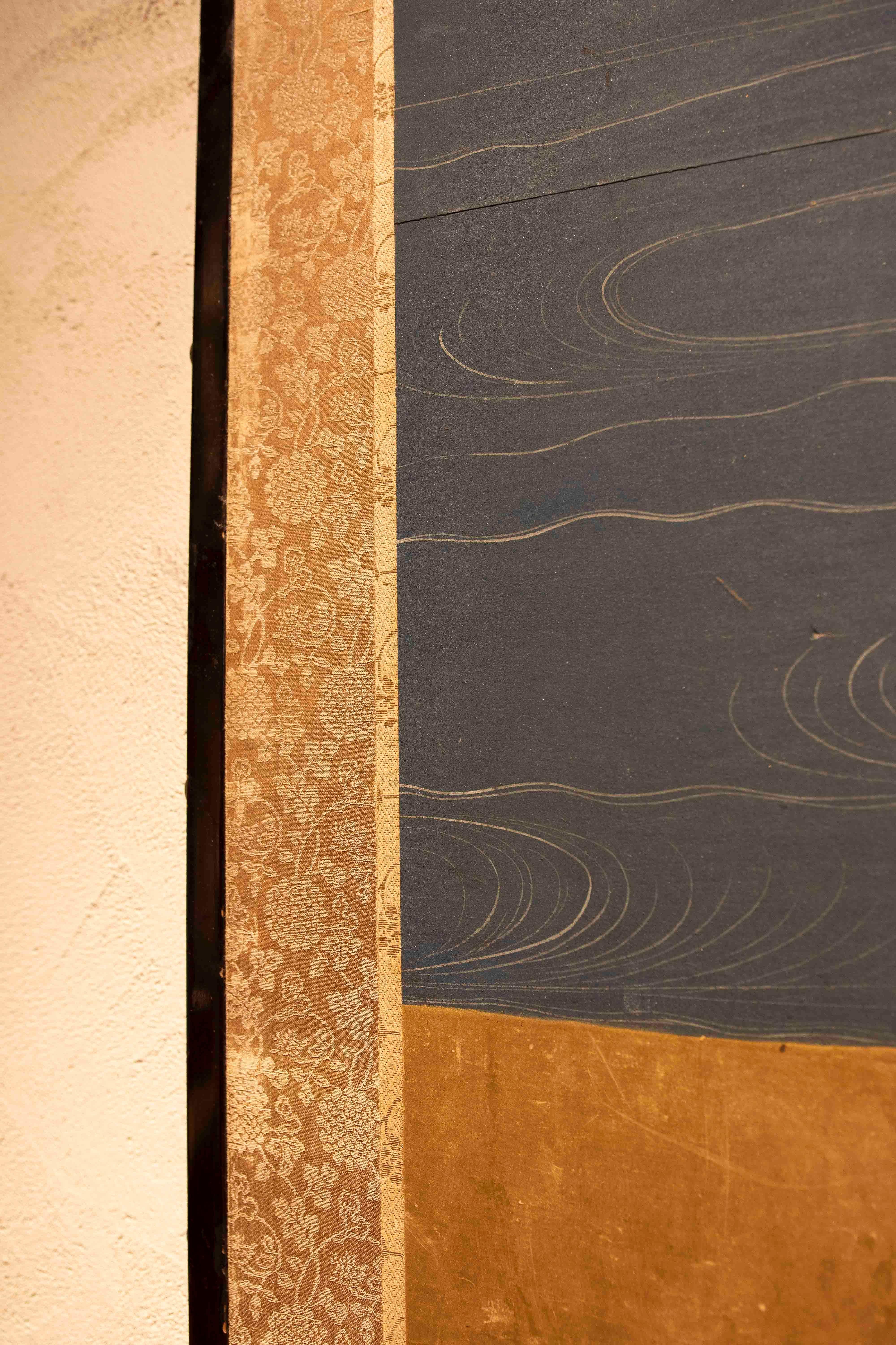 19th Japanese Screen with Cranes and Pine on a Golden Background For Sale 11